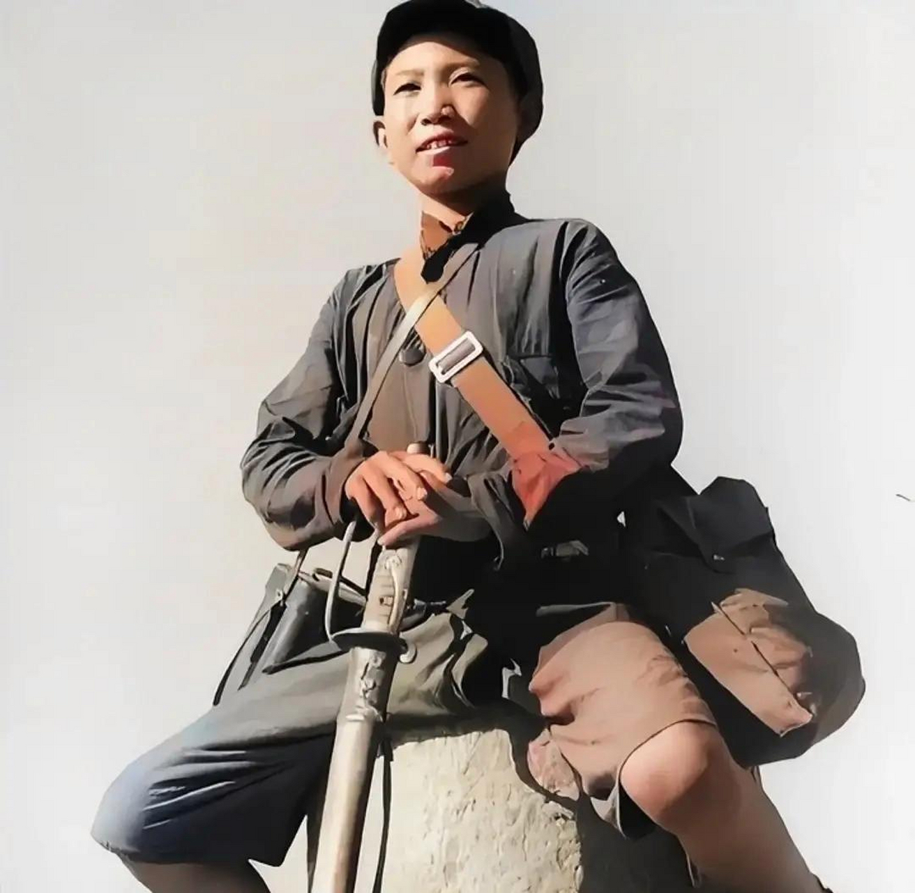 抗战时期,一位年轻的八路军小战士的留影,照片中这位小战士穿着整齐的