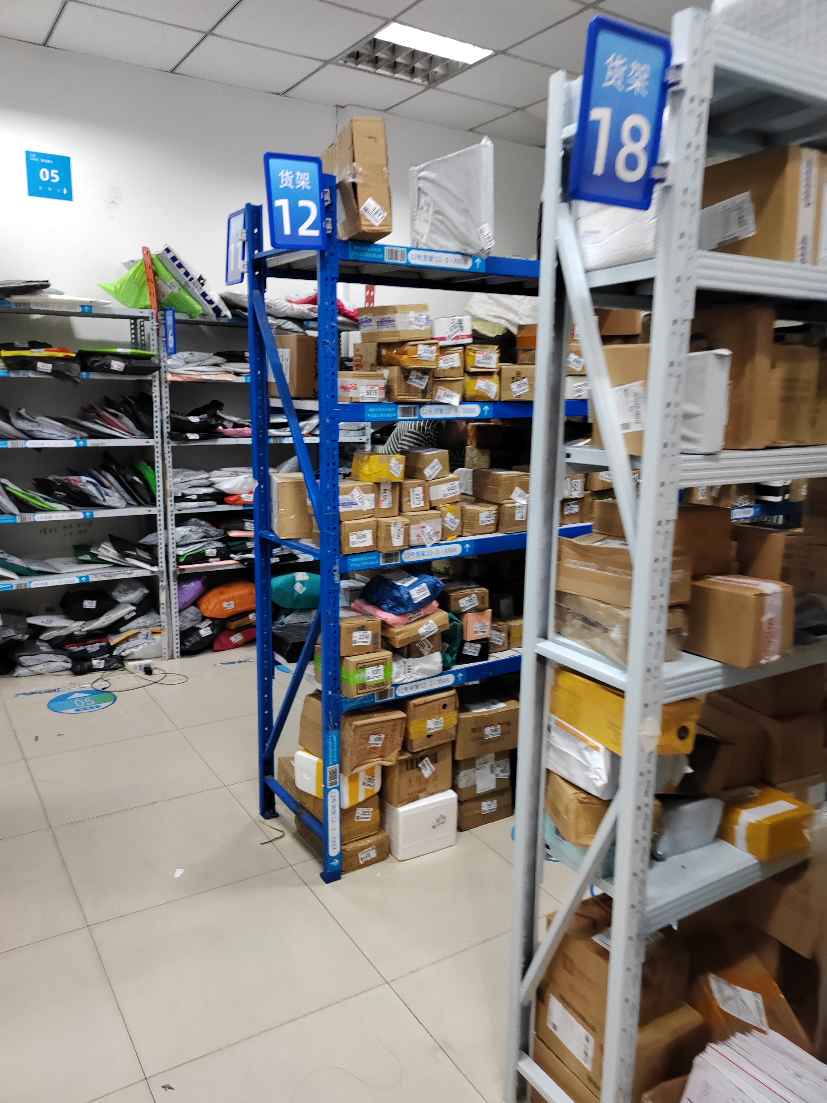 是有多方面原因的,工作时间的延长,大量的工薪族哪里有时间去逛街购物