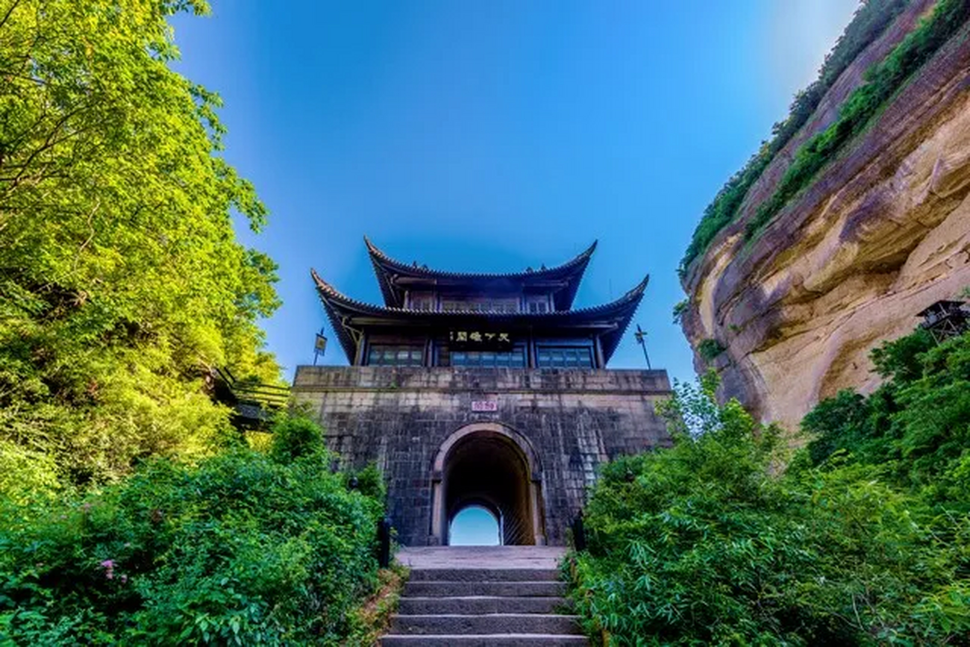 觉苑寺,位于四川省广元市剑阁县武连镇,金牛古蜀道从寺院东侧穿武连