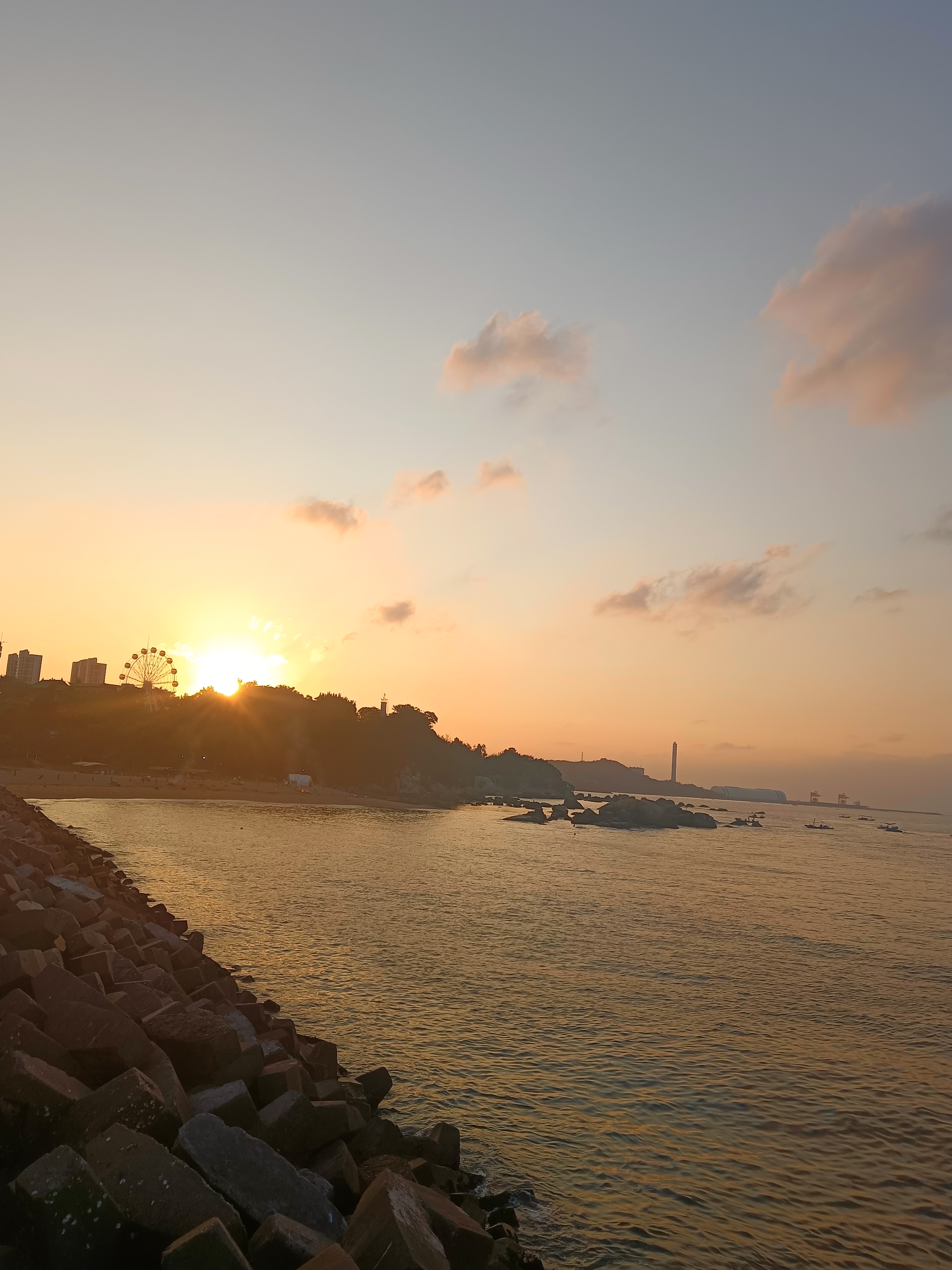 早上来海边,看日出东海,当早晨的太阳慢慢升起,天上也慢慢变红变亮