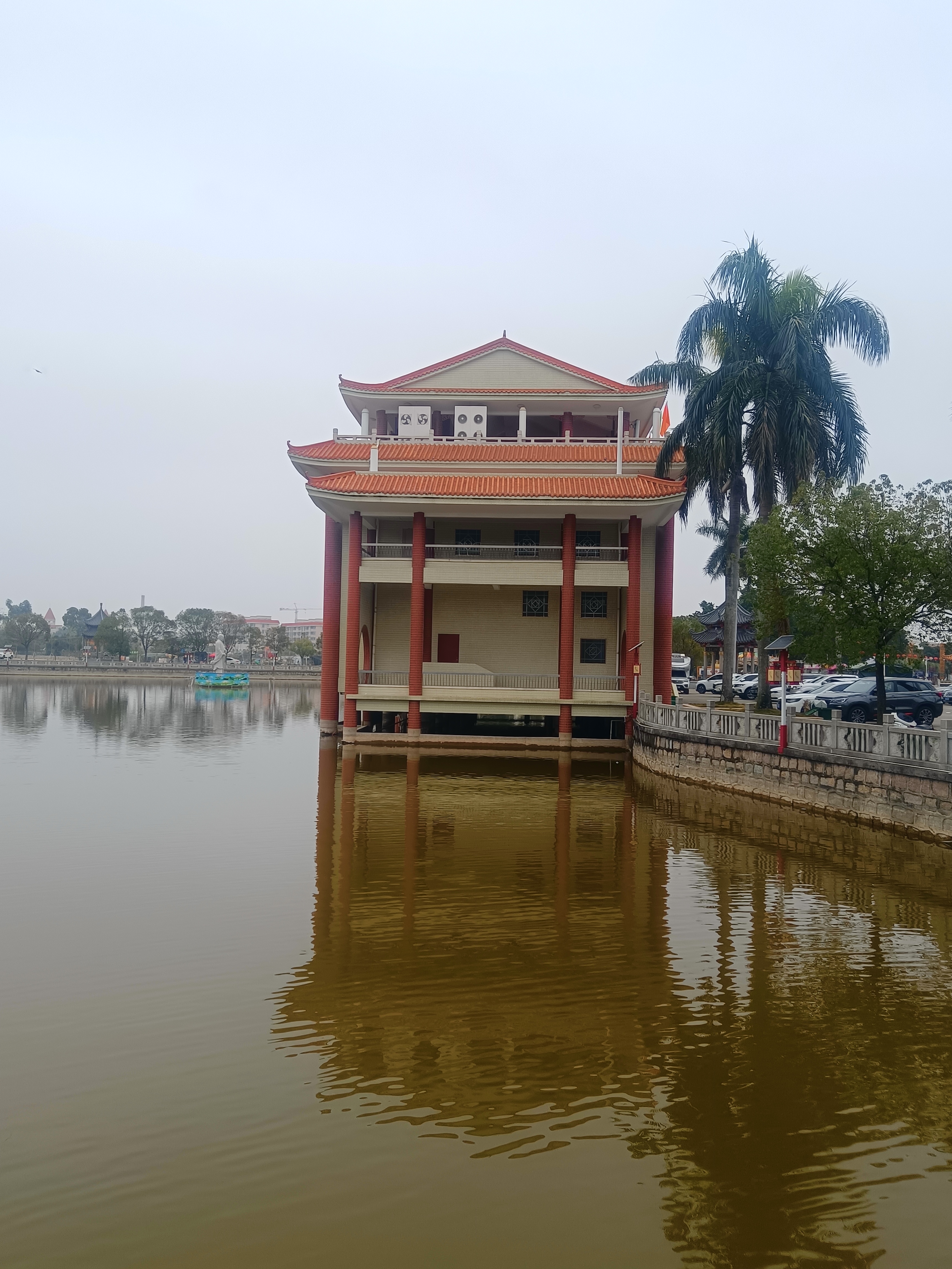 春天的 阴天里,天空一片灰蓝蓝的,远近一看,水天