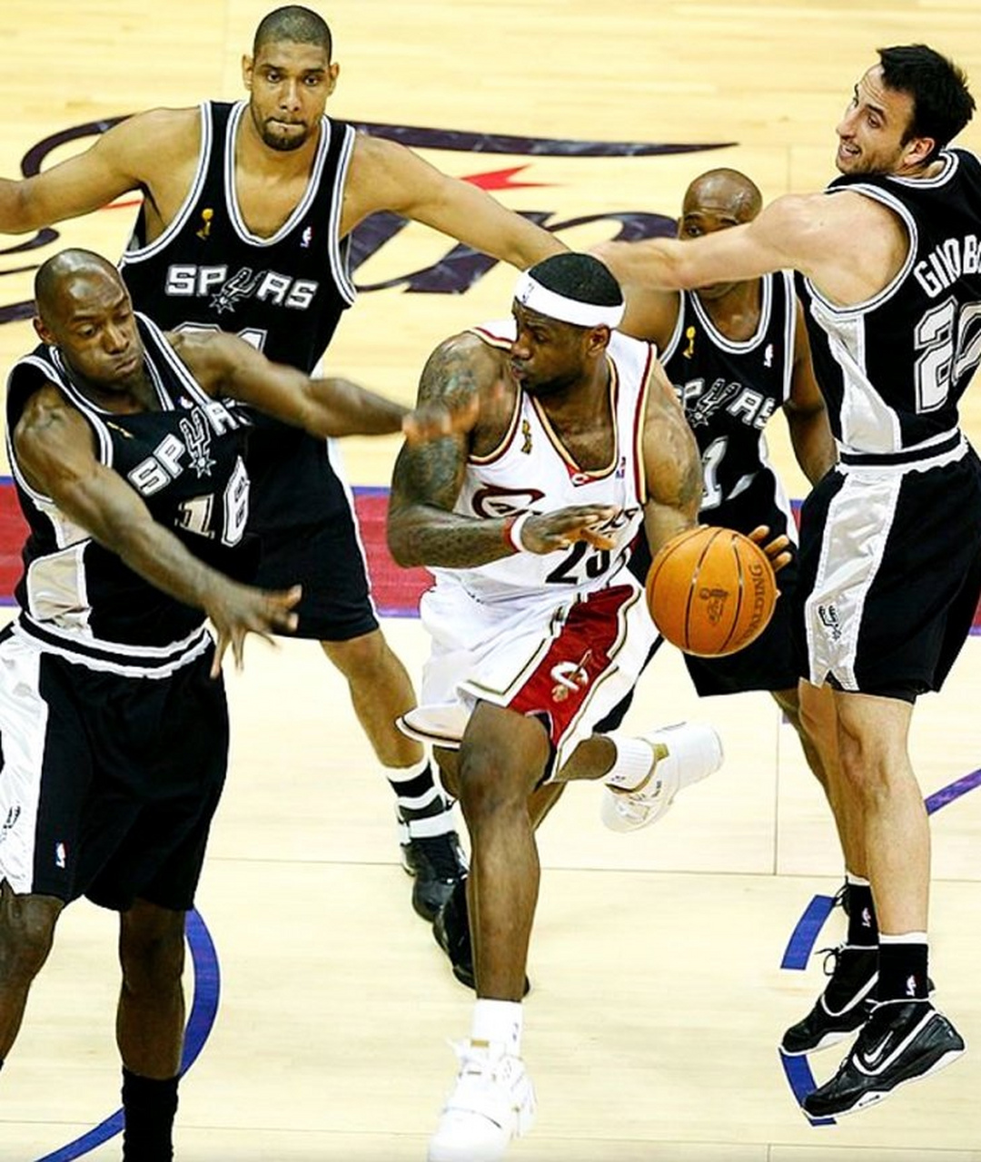 NBA总决赛抢眼大战，球星们在场上展现出高超球技