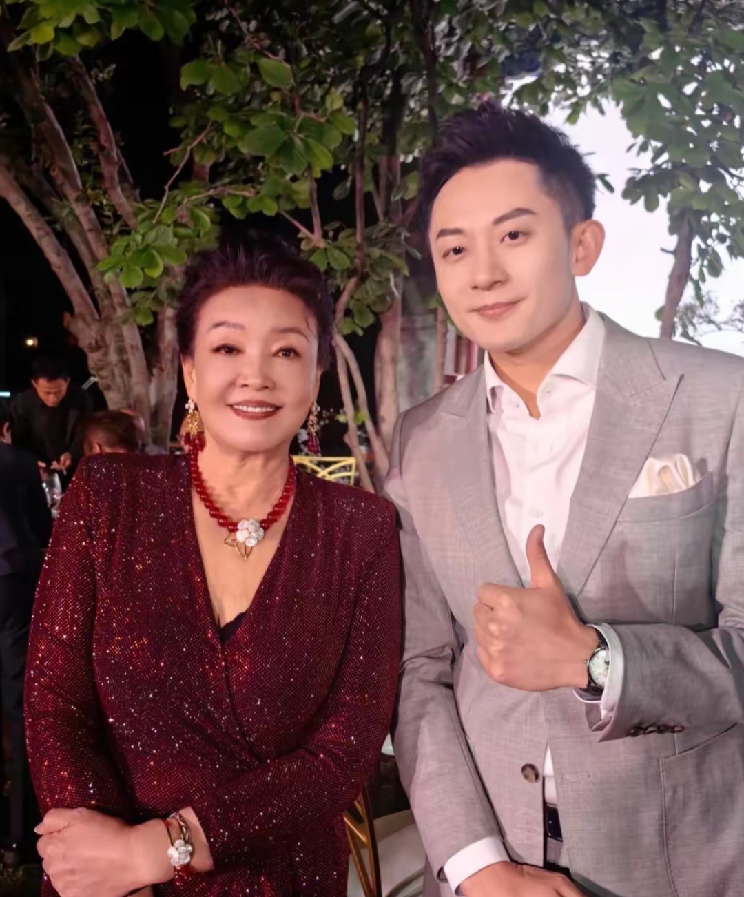 张兰身着的这件v领红色晚礼服,原来是kei lam品牌的高端定制款