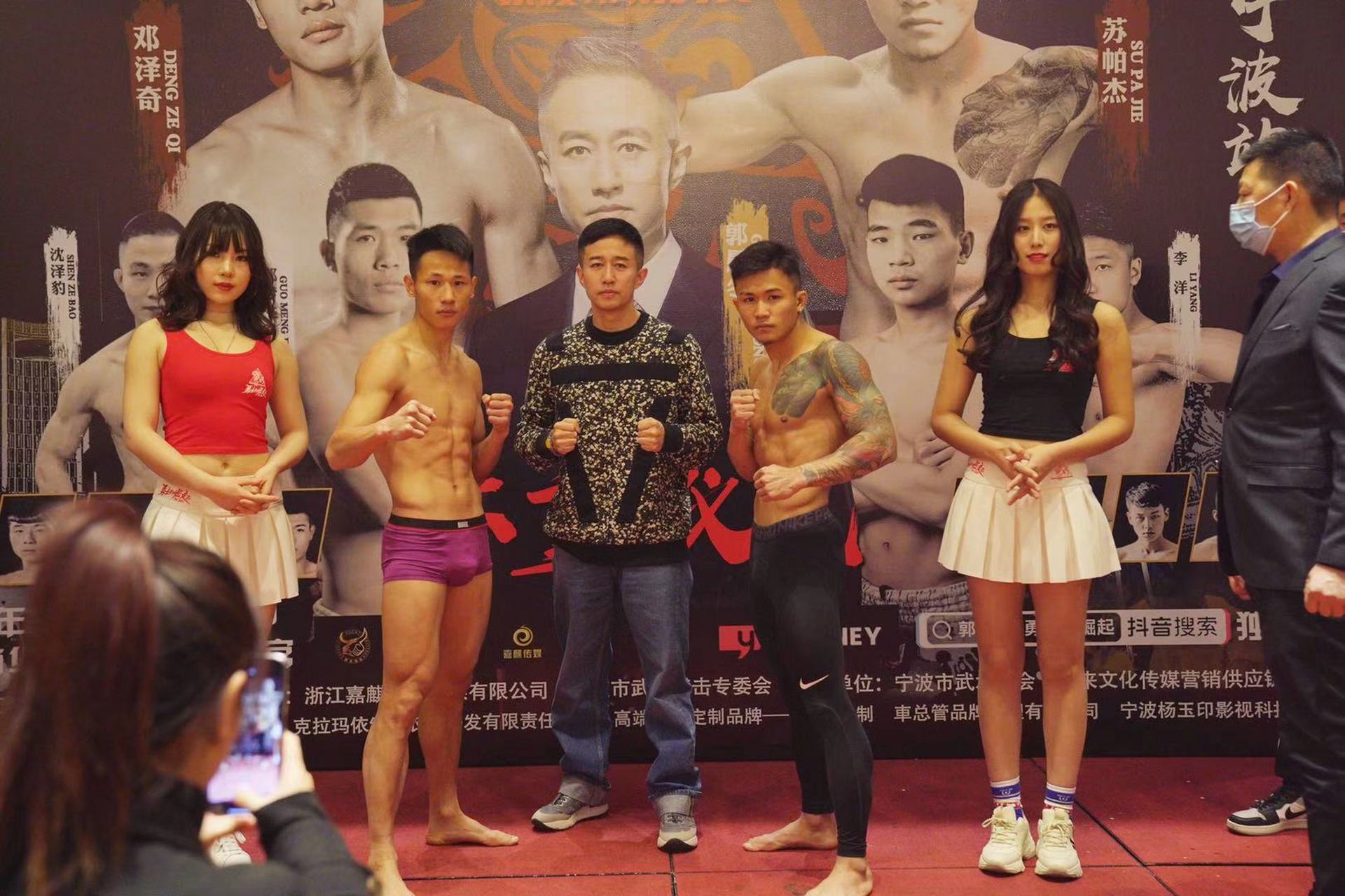 明晚,我国格斗名将"泰拳小侯爷"邓泽奇将迎来自己久违的一场比赛,他将