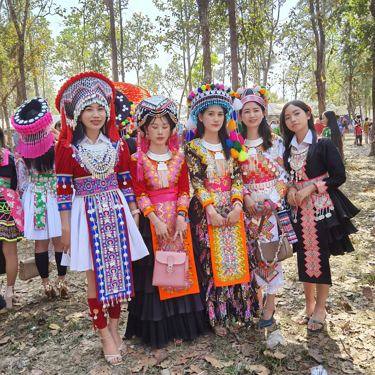 老挝苗族过新年,普骚(美女),普宝(帅哥)穿着民主服饰庆祝新年,老挝