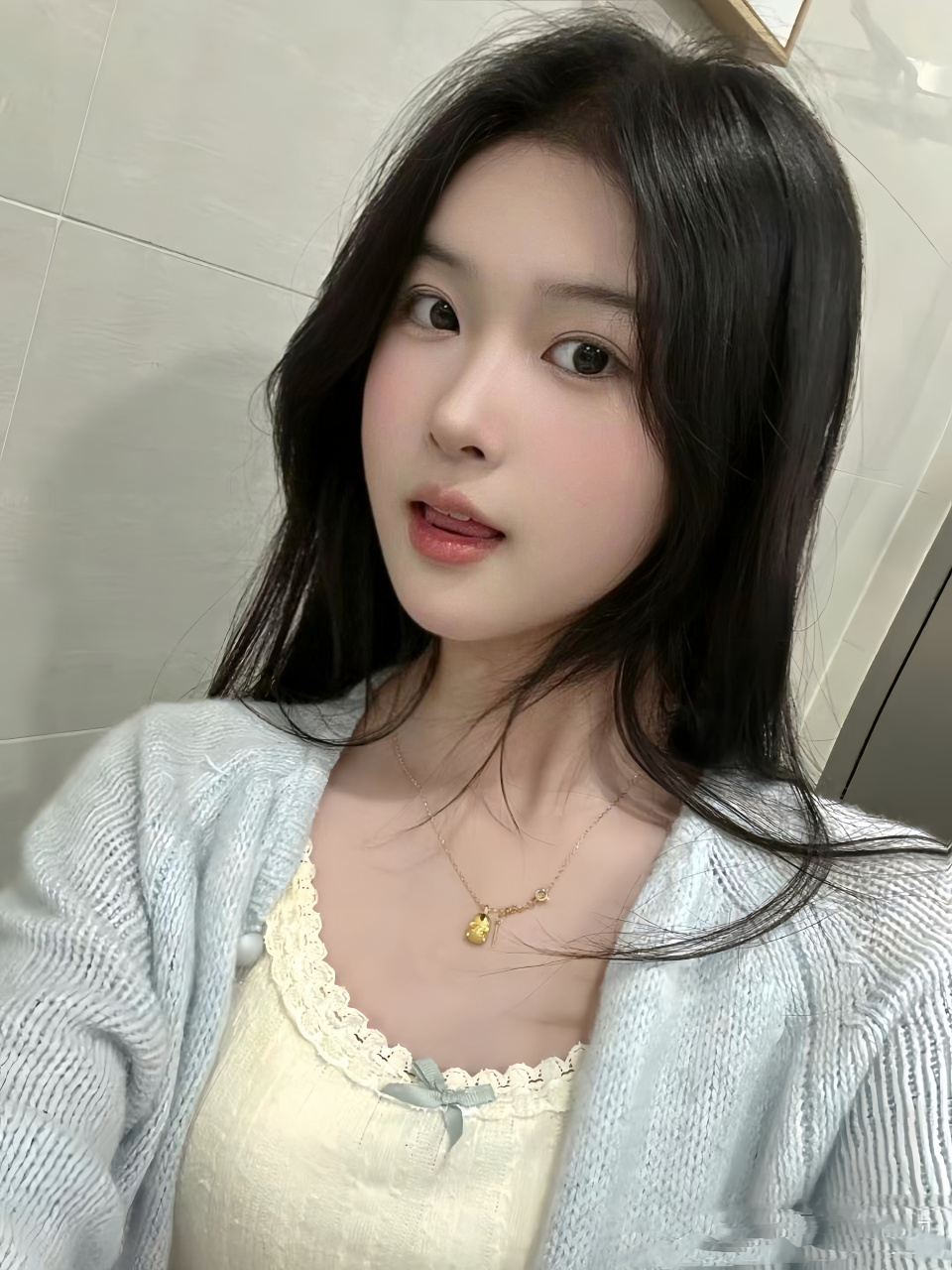 长相甜美的长发小姐姐,脸庞圆圆的粉嫩嫩的,就像春天里盛开的花朵.