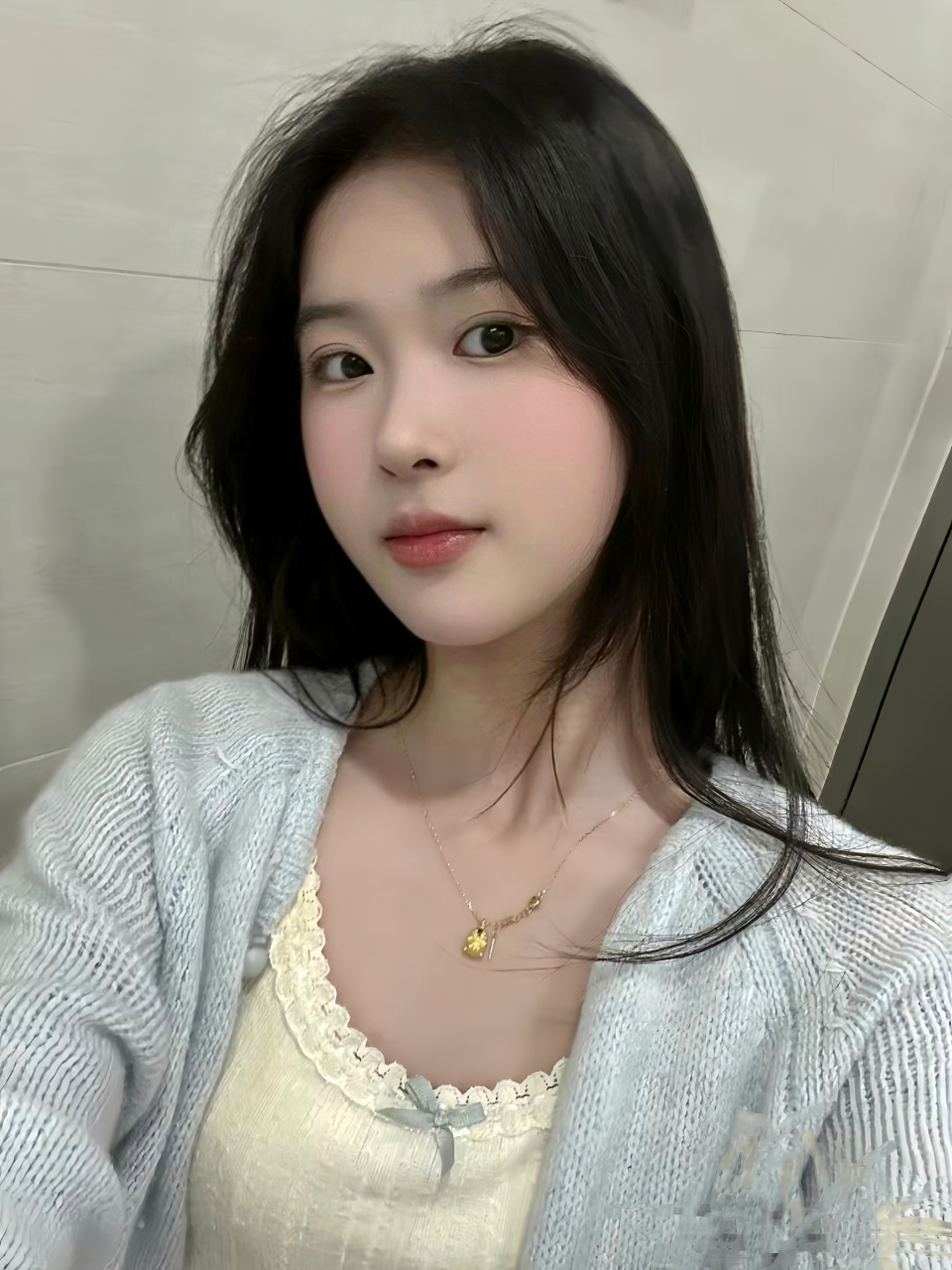 长相甜美的长发小姐姐,脸庞圆圆的粉嫩嫩的,就像春天里盛开的花朵.
