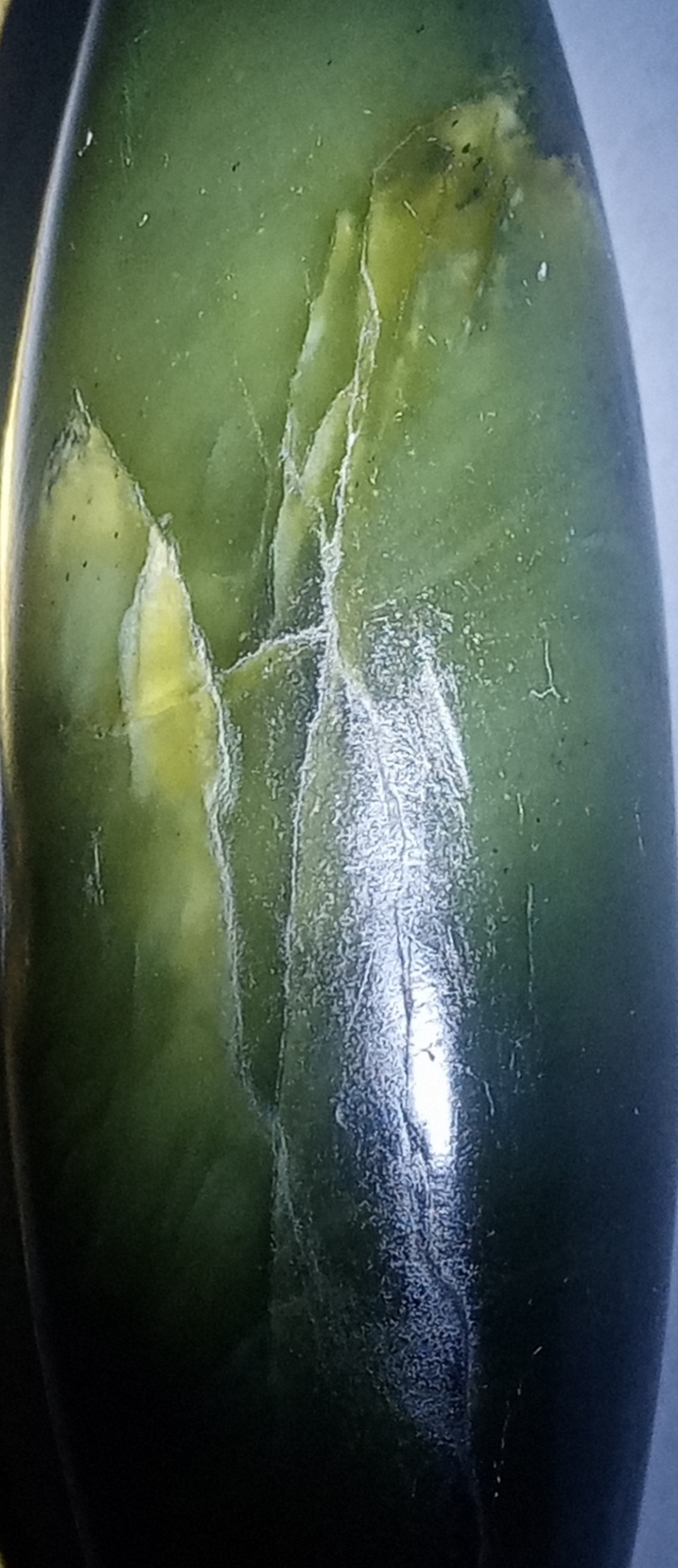 这是我的古玉表面的冰裂纹立体透光照,请各位高古玉爱好者共鉴.