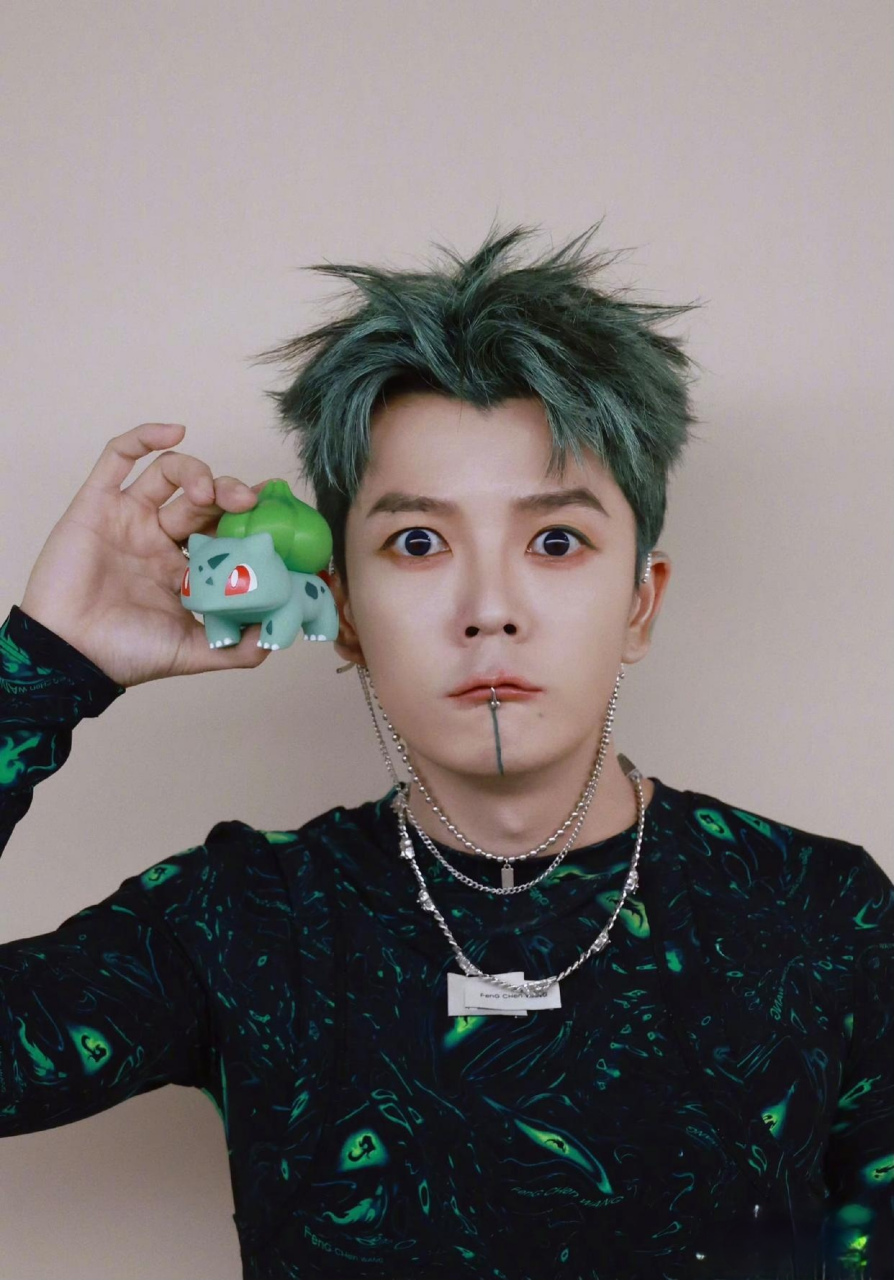 王栎鑫绿头发,绿衣服,下嘴唇也画了条绿线好奇葩呀