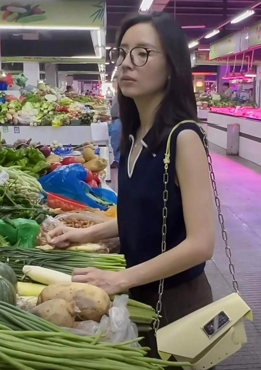 董洁素颜菜市场买菜,真的很接地气