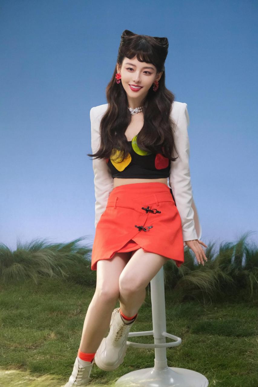 张嘉倪这穿搭显得俏皮可爱