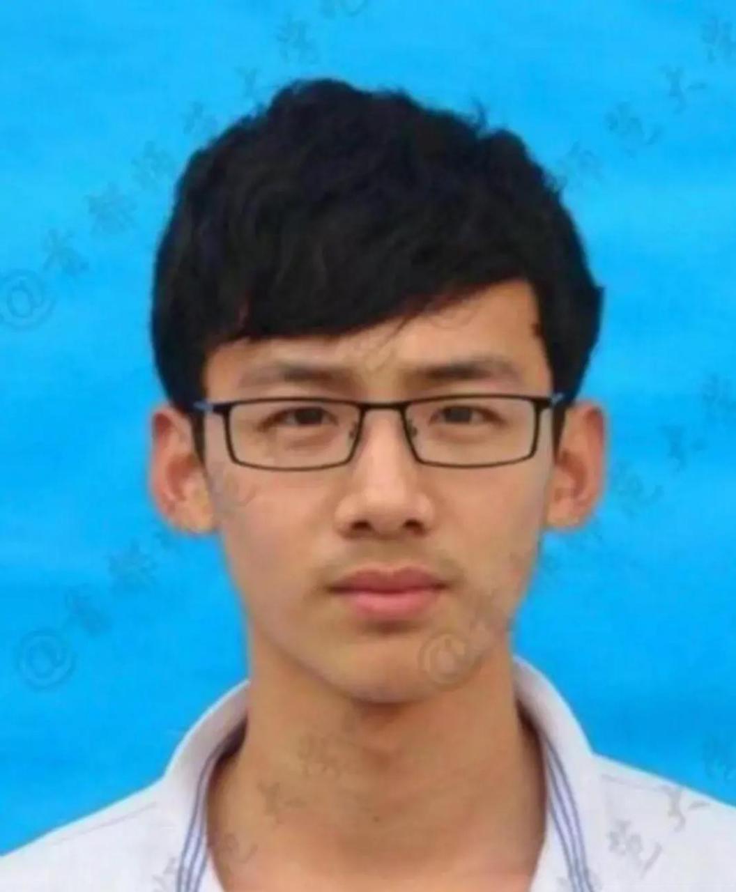学生时期的白敬亭跟现在差别很大