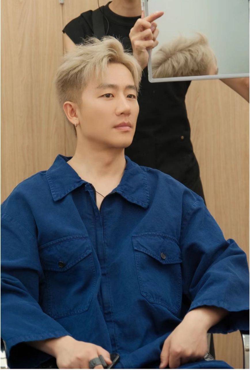 染了黄头发的黄轩,第一眼还以为是高仿呢