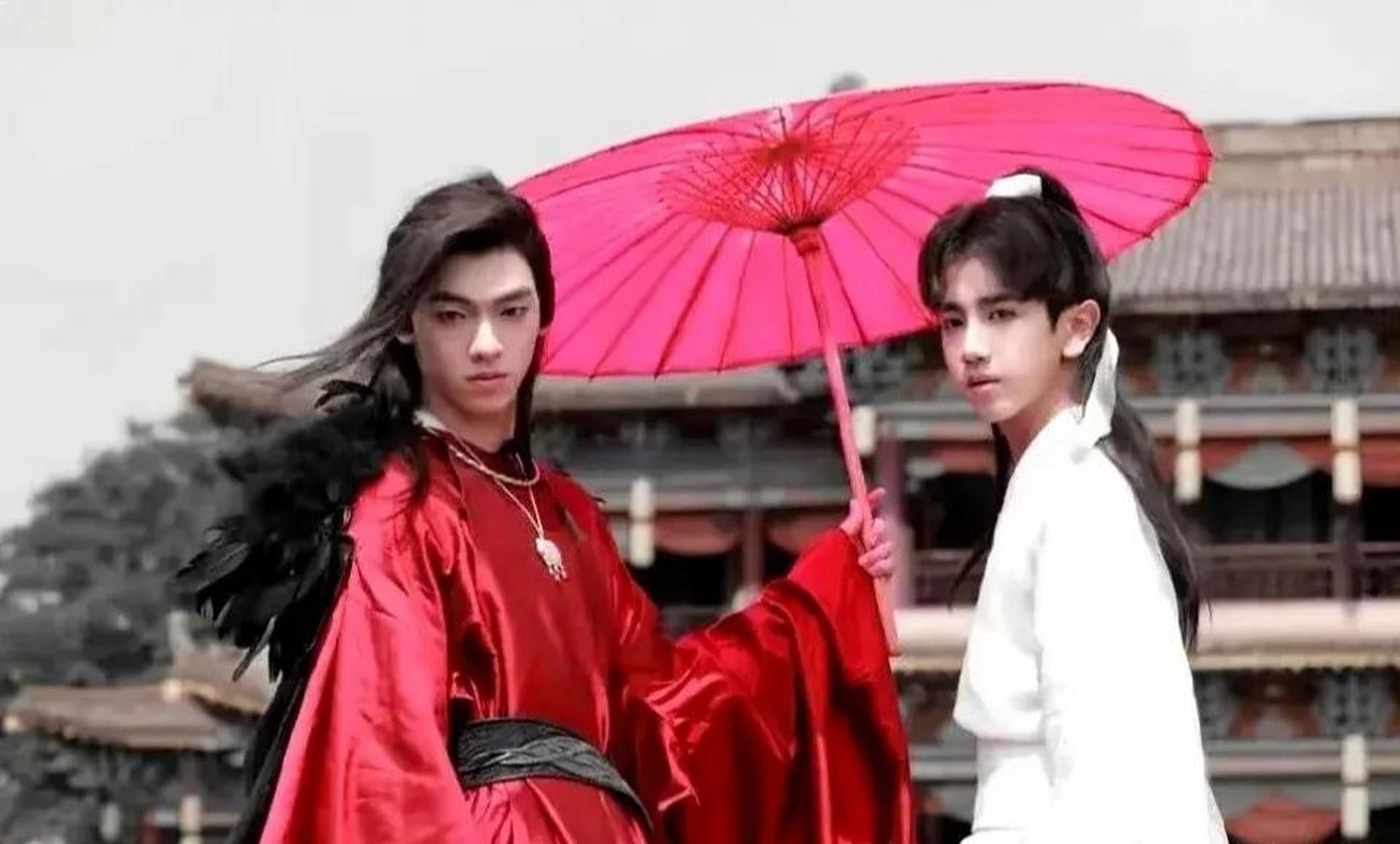 龙丹妮签约的男艺人怎么那么像华晨宇呢