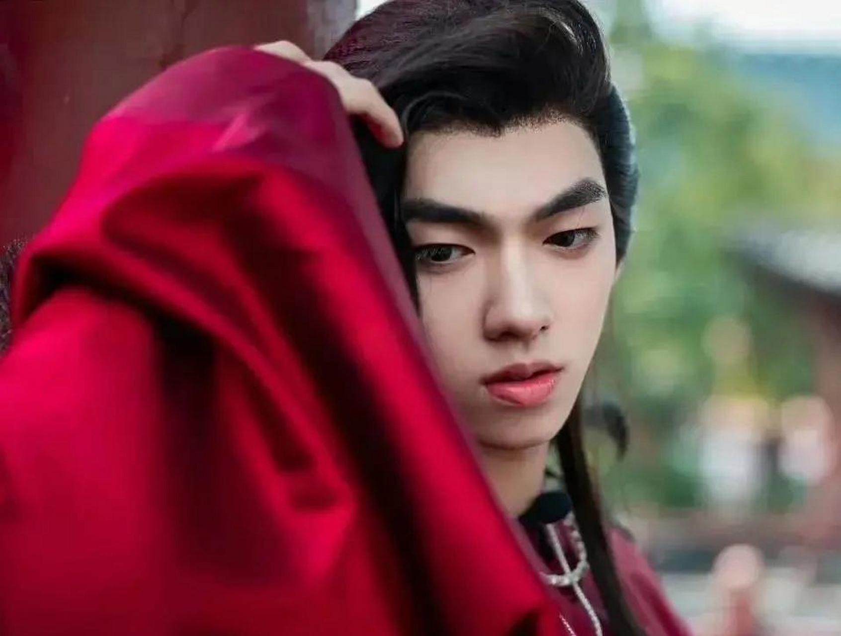 龙丹妮签约的男艺人怎么那么像华晨宇呢