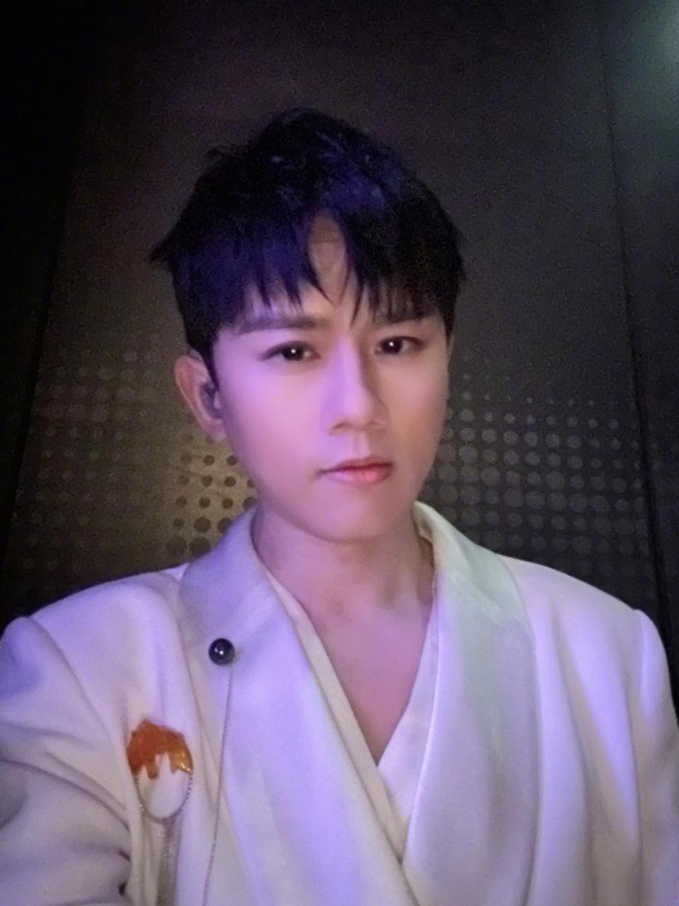 张杰这自拍美颜过了吧