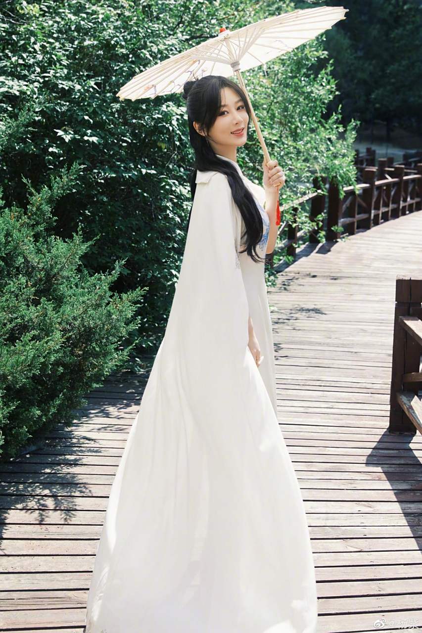 杨紫身穿旗袍优雅迷人