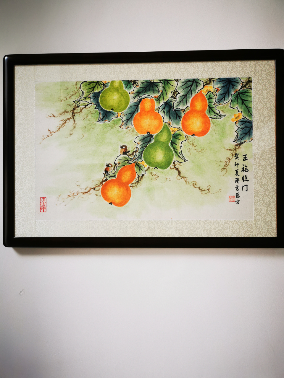 个客发来定购的国画"五福临门"装裱好后挂在厅堂的效果图[呲牙]