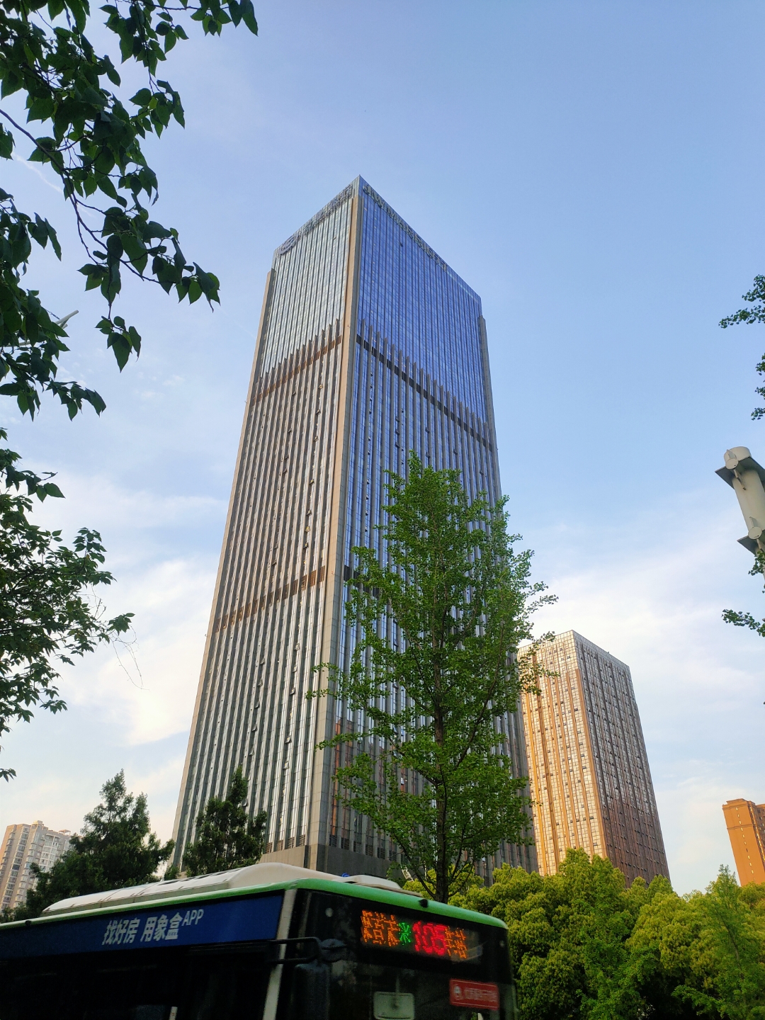 耳机里循环着老歌,晚风裹着烟火气拂过发梢