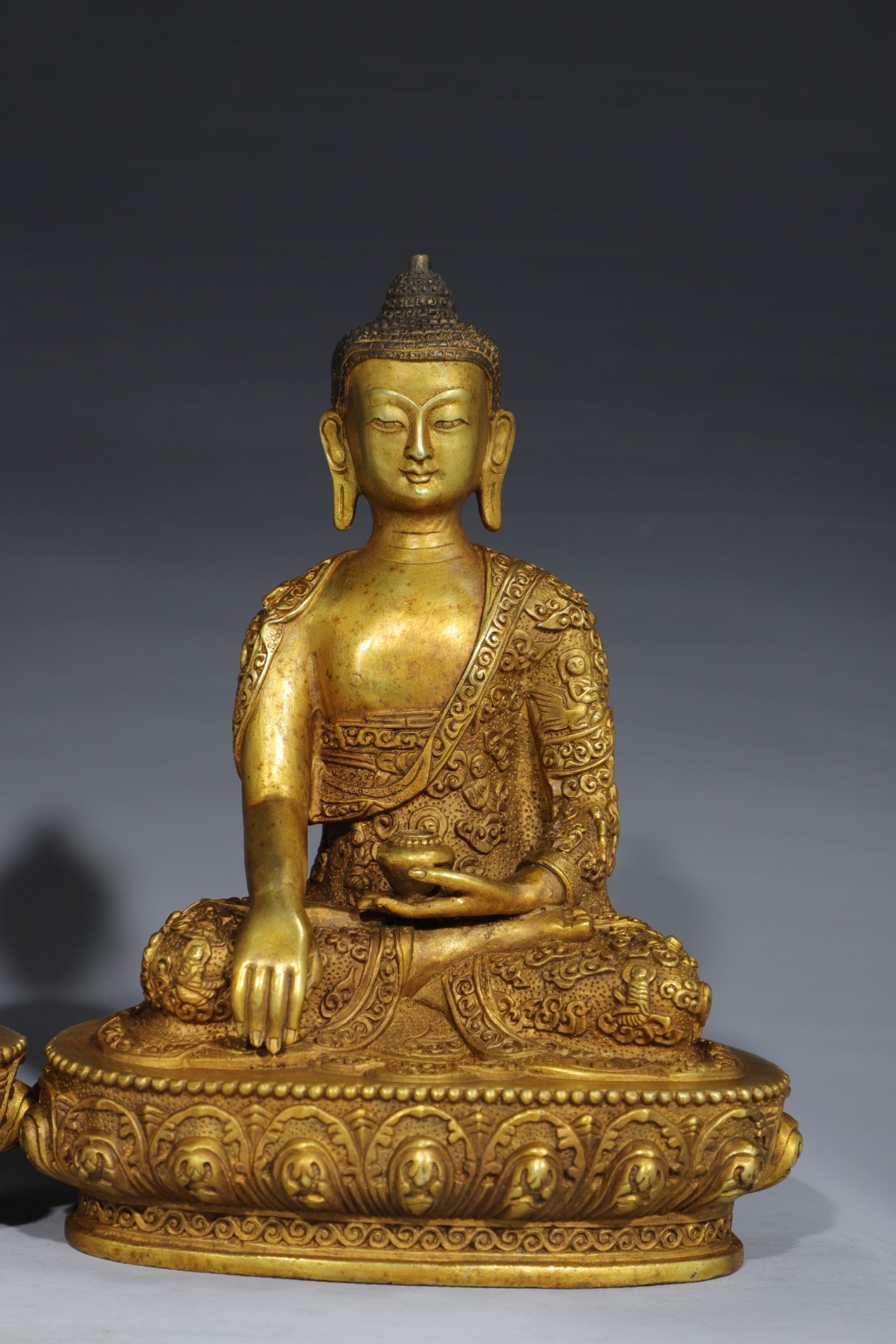 藏传密宗 大日如来佛一套 尺寸:单个数据高23宽16厘米 厚9厘米厘米 总