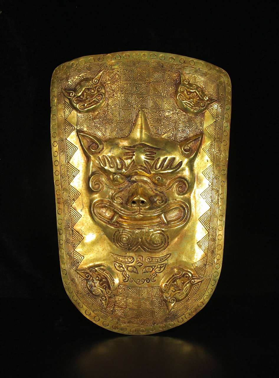 珍藏汉代鎏金盾牌造型古朴大气