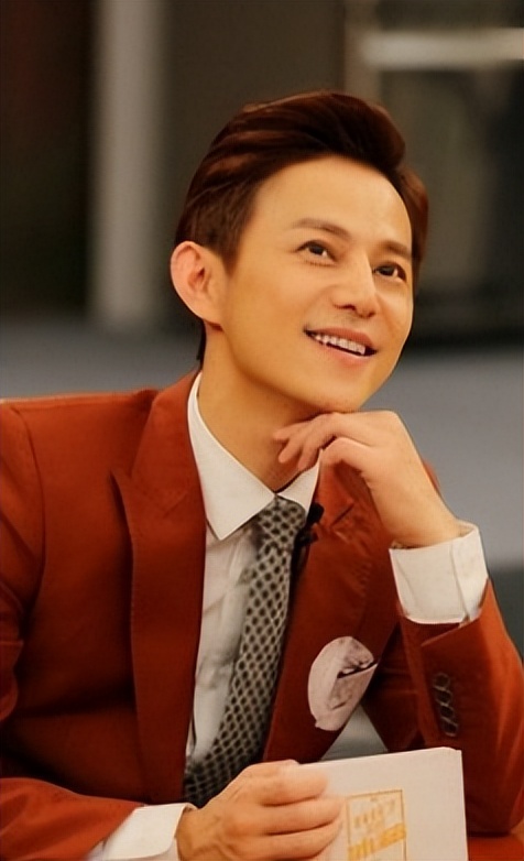 何炅 身价过5个亿,任职22家工资,这么优秀也就算了 ,你还未婚单身