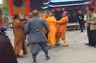 扫地恐伤蝼蚁命,爱惜飞蛾纱罩灯.这是佛家弟子应遵守的游戏规则