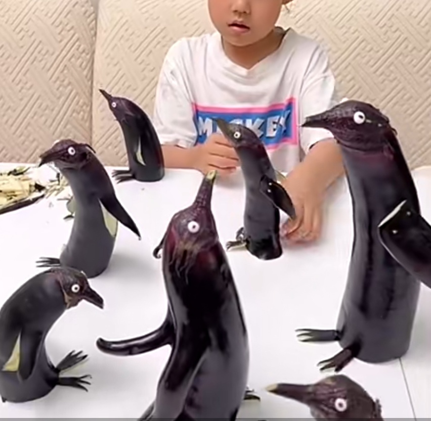 小萌娃与茄子企鹅的趣味大集合,萌翻了!#热点引擎计划