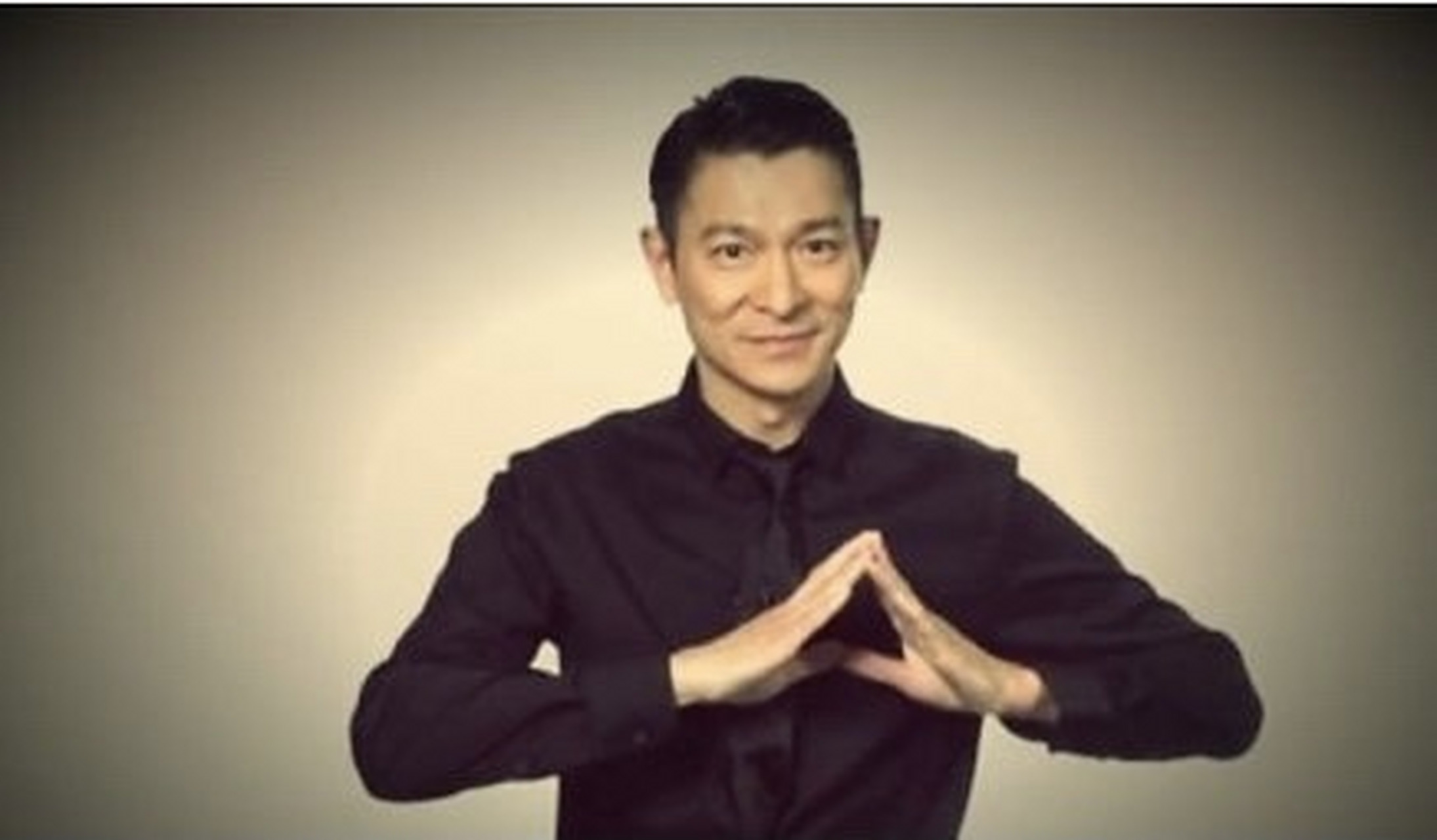 刘德华比心手势,你更中意哪一张?