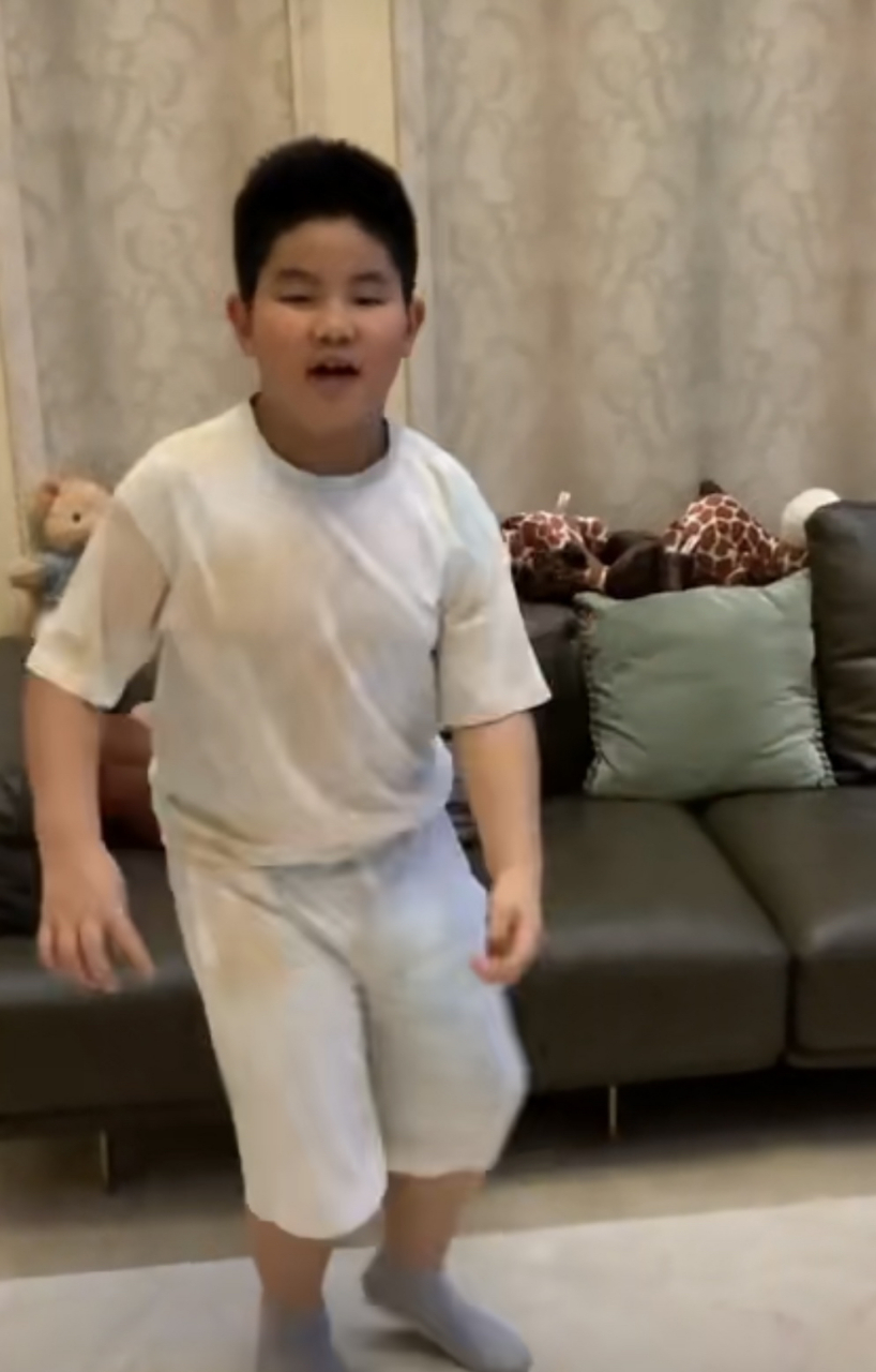 7月10日,沙溢通过社交平台发布了一段小鱼儿的运动视频,引发网络热议.