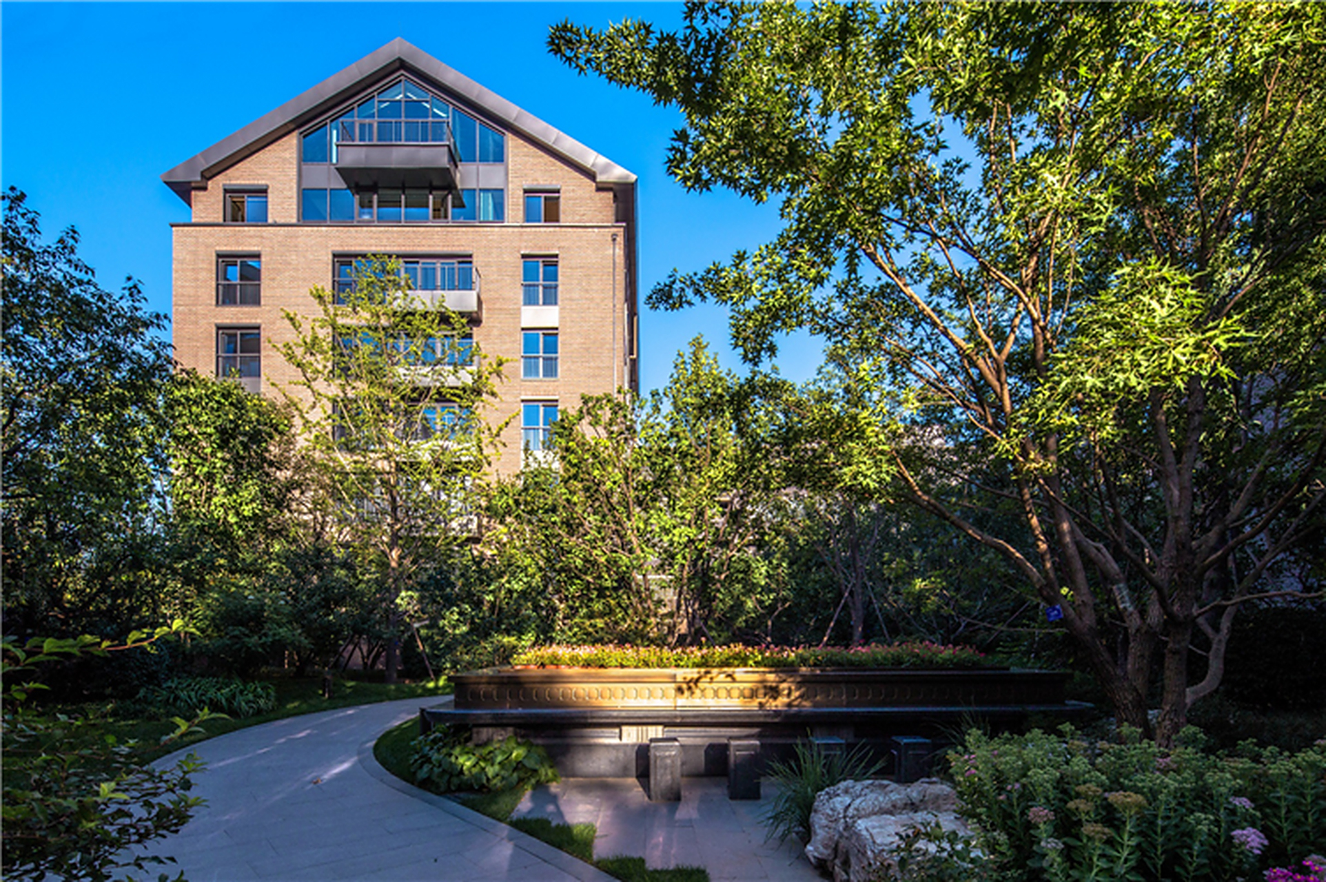 万柳书院,2014年13.5万开盘,最小户型213平米.