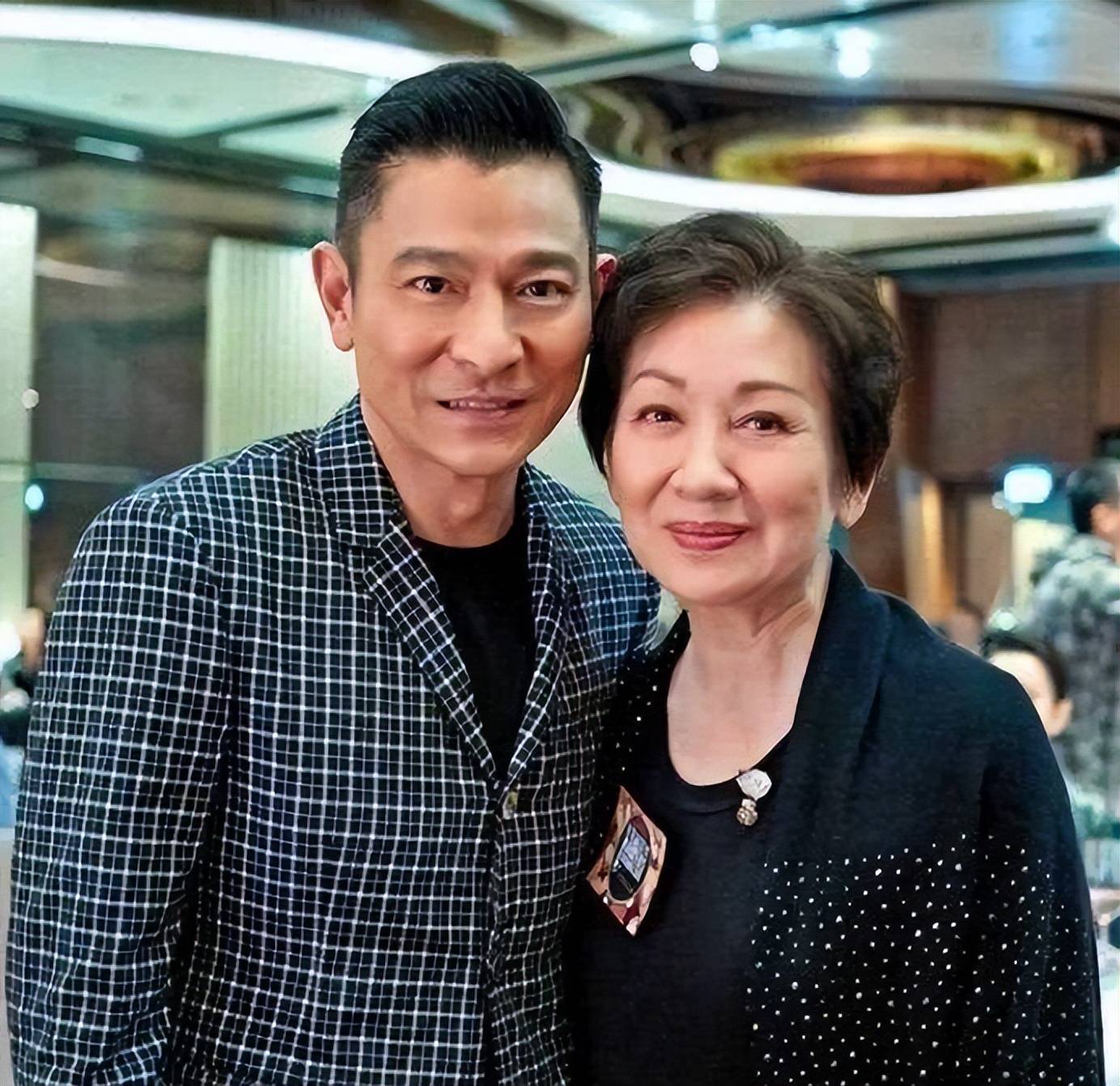 刘德华61岁的大姐住贫民窟20多年,他都没去看一眼,大姐说:"我已经很多