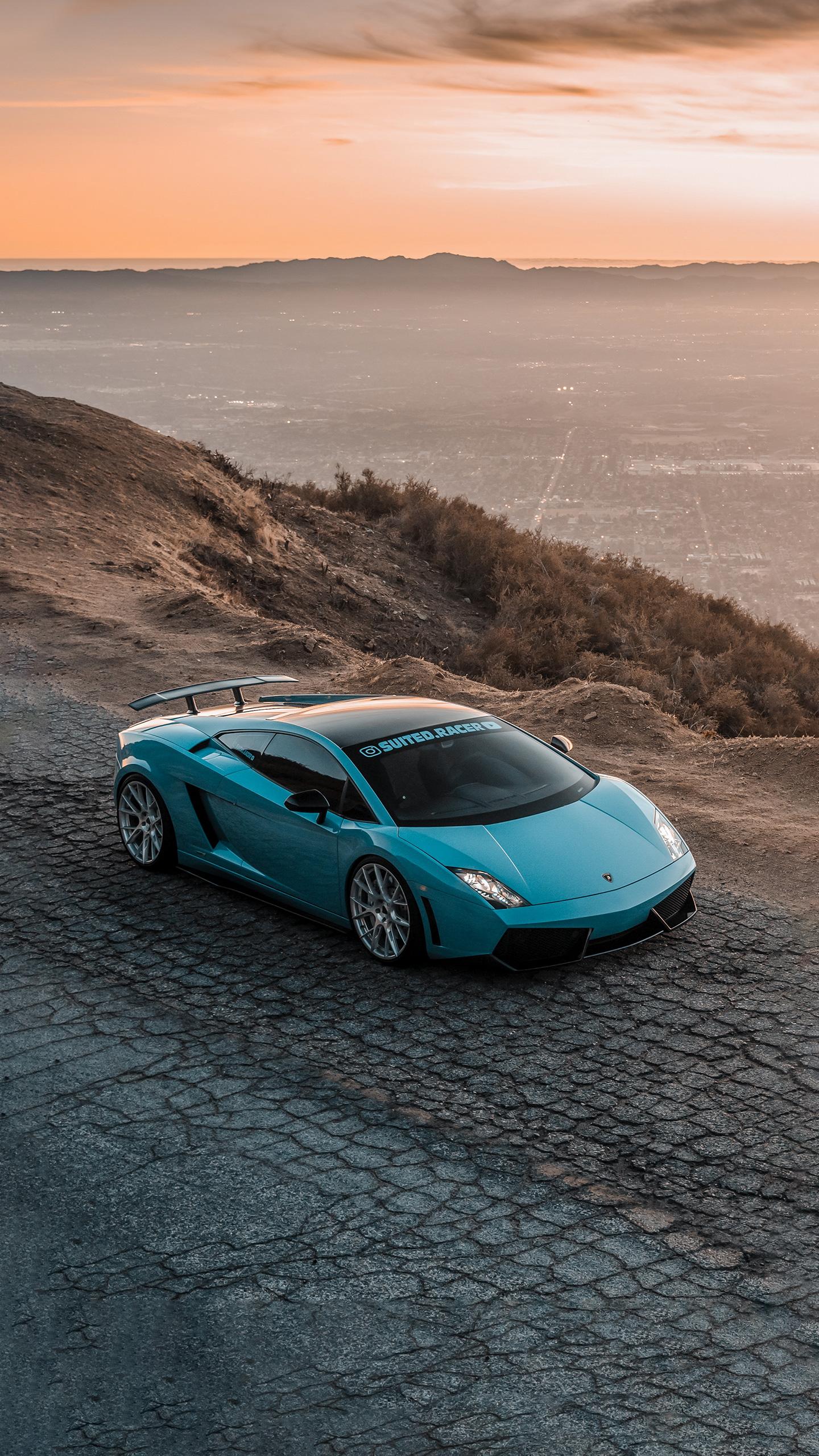 在蜿蜒的山路上,一辆流线型的蓝色跑车正静静等待着探险者.