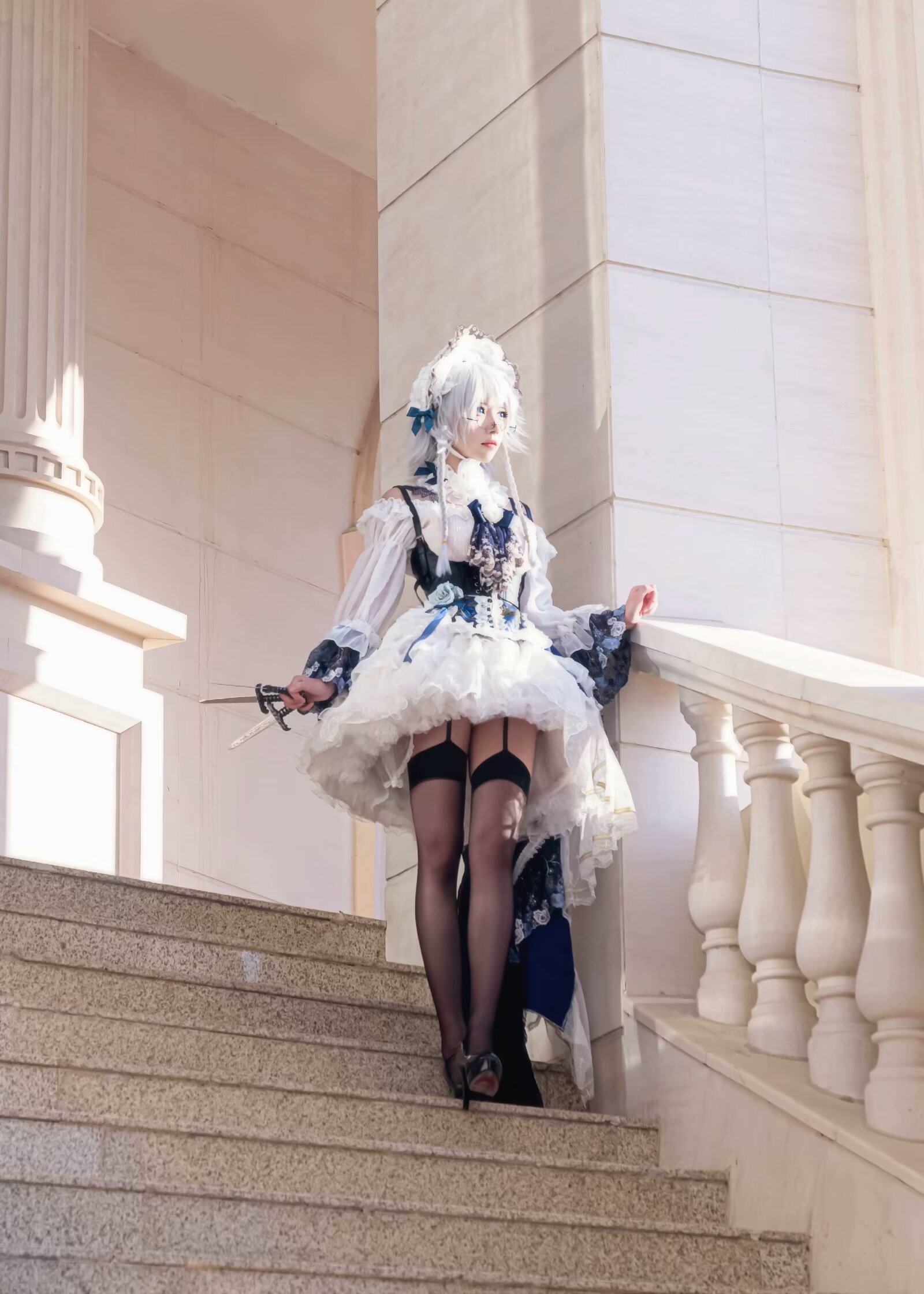 cosplay# #美少女# #黑丝#   楼梯上的优雅倩影,捕捉转瞬即逝的美.