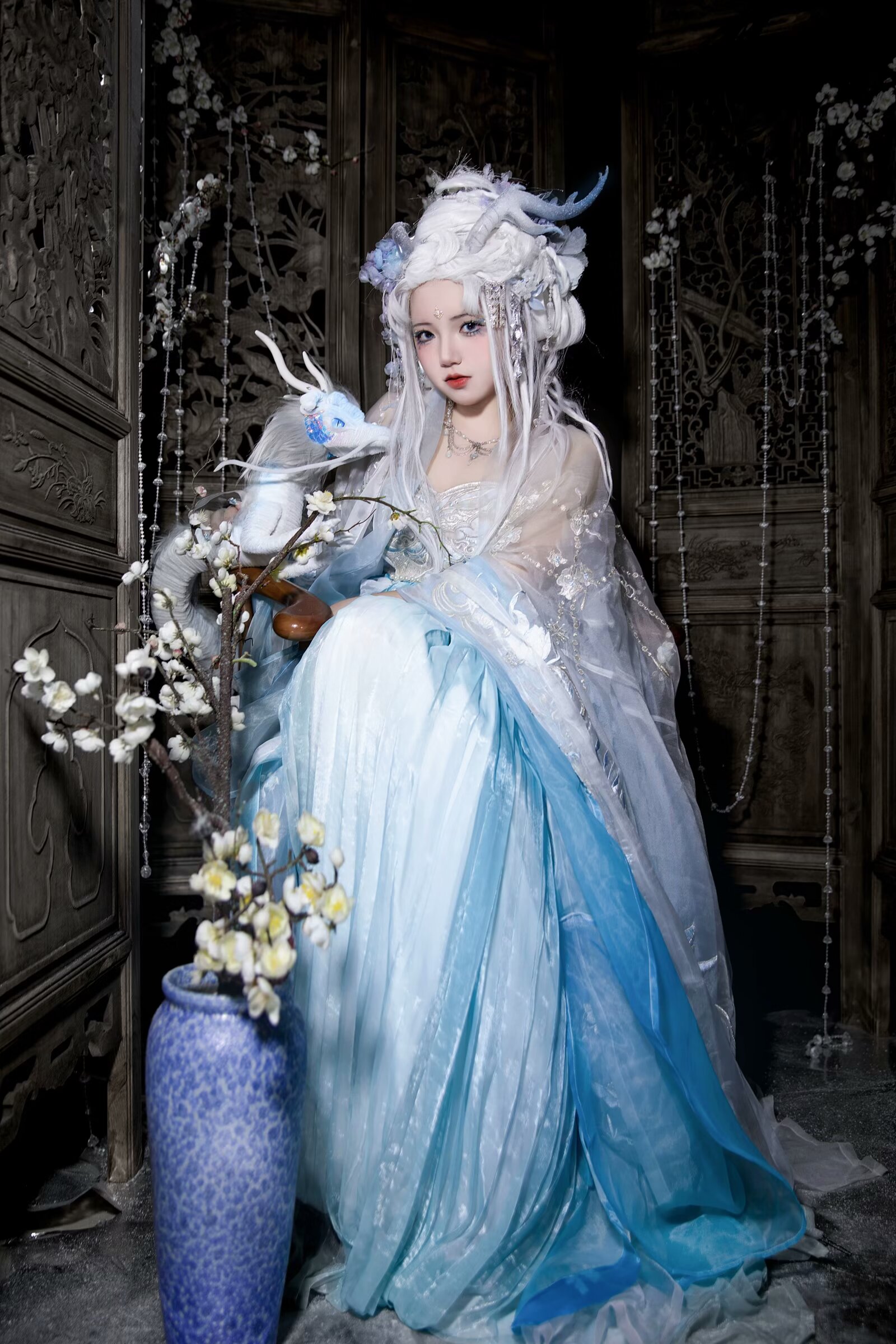 cosplay# #美少女#   雪姬轻抚冰羽,幽兰旁伴仙姿.