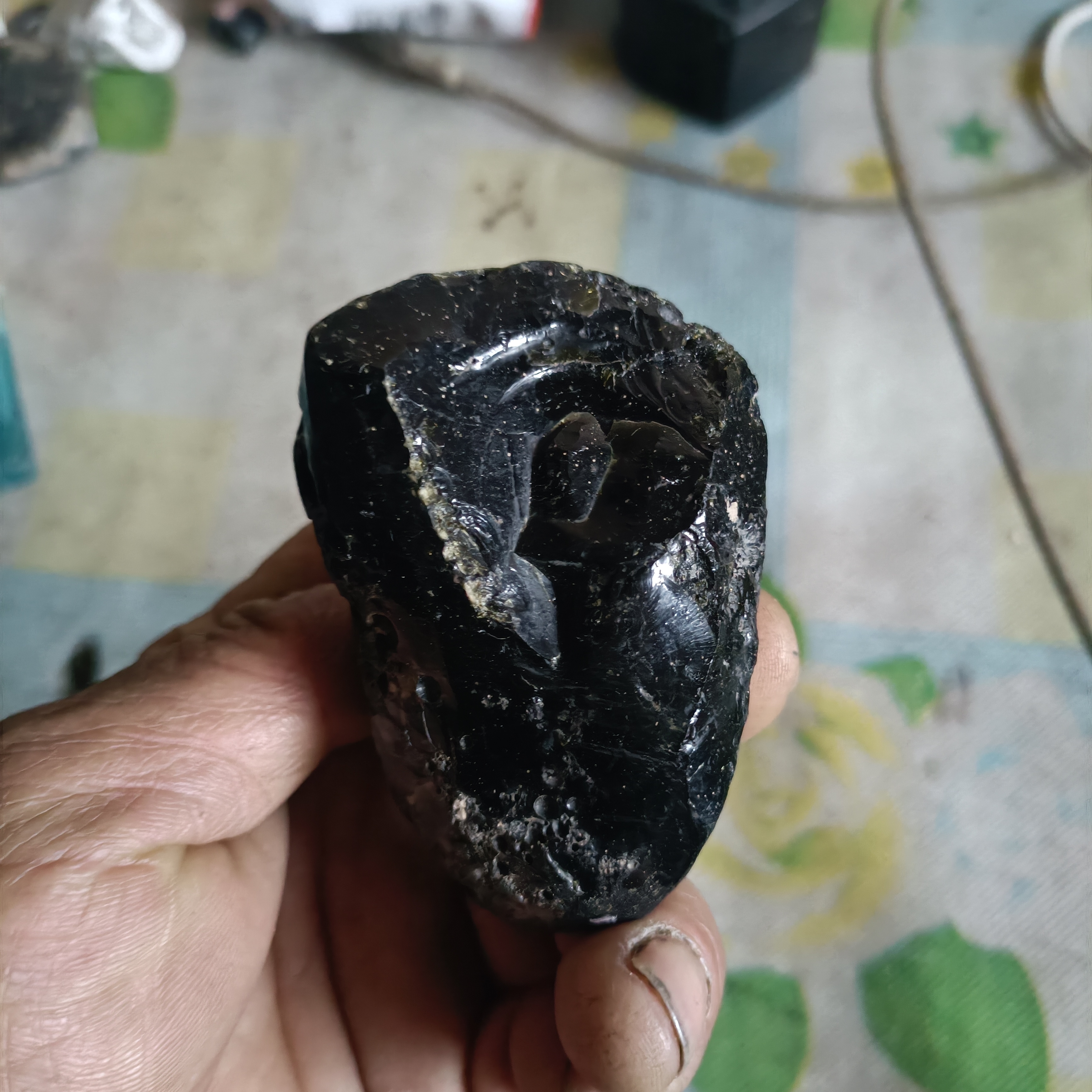 凝玻璃陨石,重二百一十克,硬度七,密度二点八
