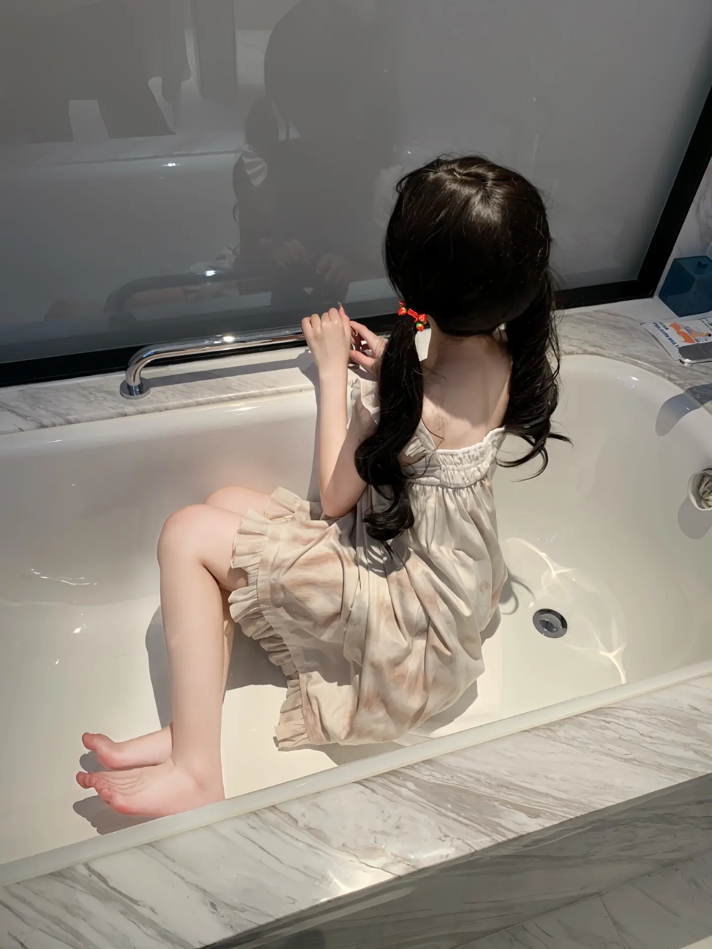 浴缸里的奇妙世界   每个小女孩都有一个浴缸里的奇妙世界,而我,也不