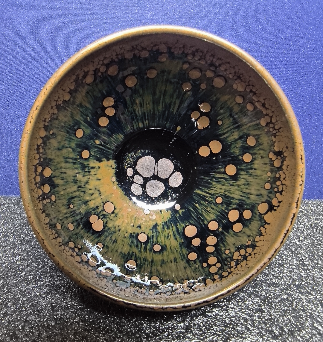 【建阳建盏】古朴 高贵 典雅 初见这款茶盏,就被它那浑然天成的色彩和