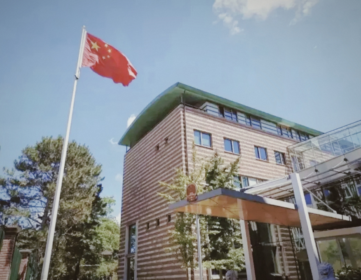 4月15日,中国驻荷兰使馆发言人发表谈话,对荷兰议会通过反华动议予以