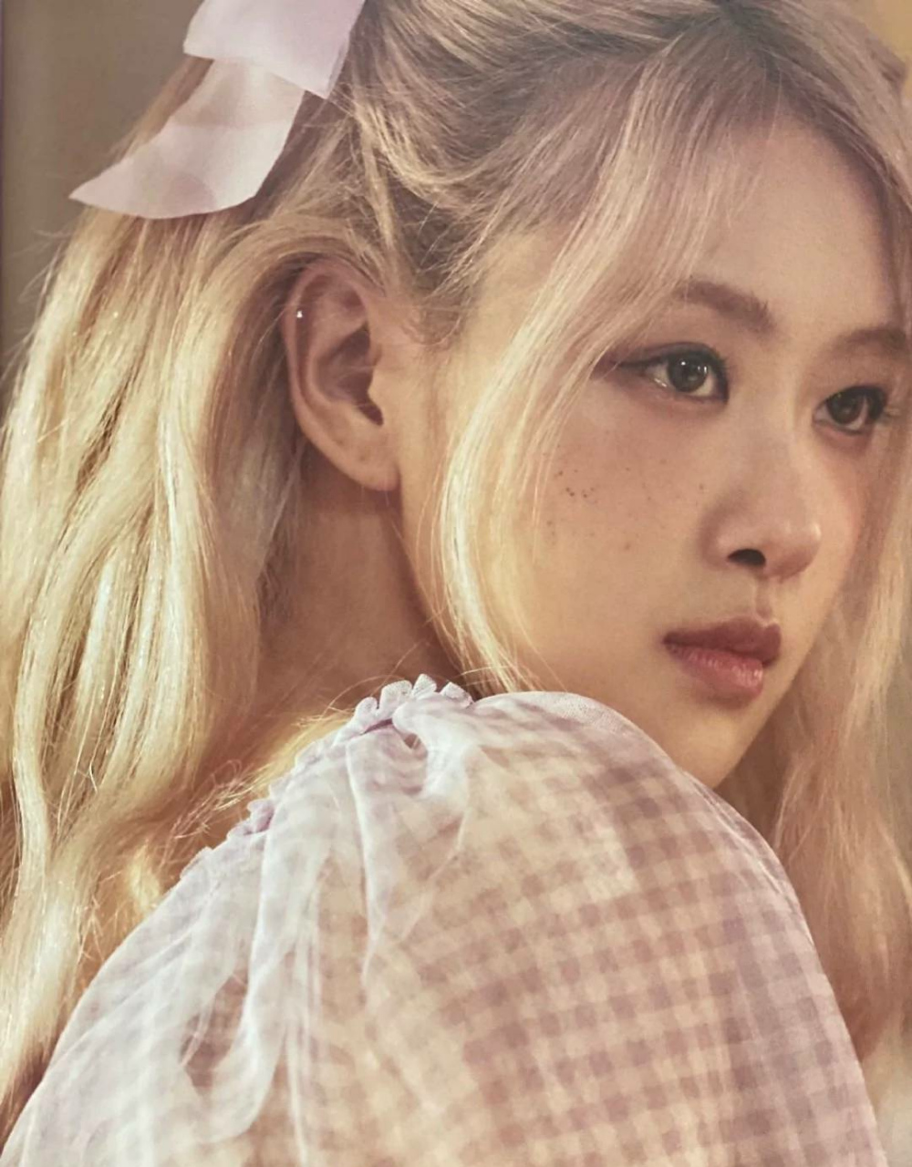 朴彩英 -我的女孩叫roseanne park. 她喜欢婴儿粉. 她不喜欢吃菠萝.