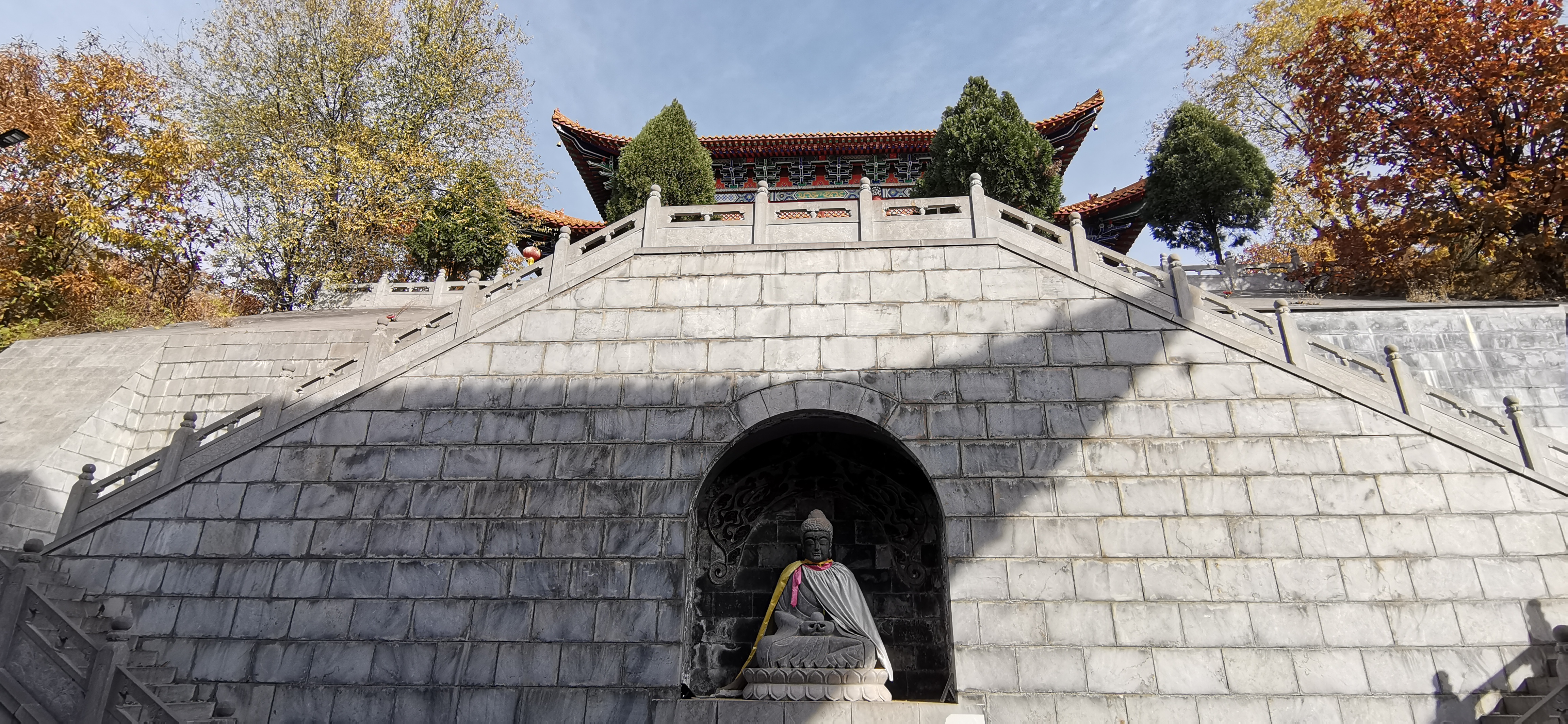 大鸿寨龙泉寺气势恢宏,蔚为壮观.