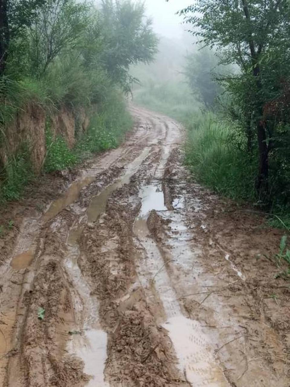 泥泞中的脚印,是成长道路上最珍贵的节点