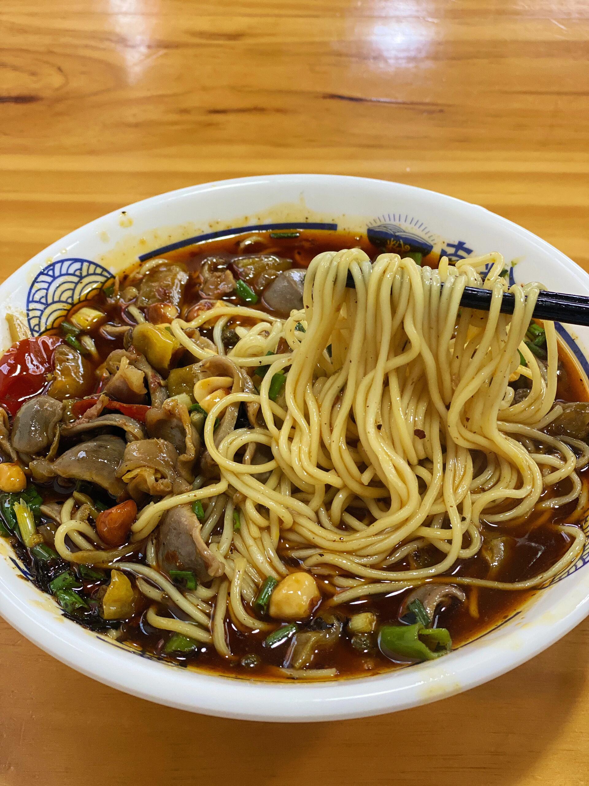 这碗面,麻辣鲜香,每一口都是味蕾的盛宴!#泡椒鸡杂面