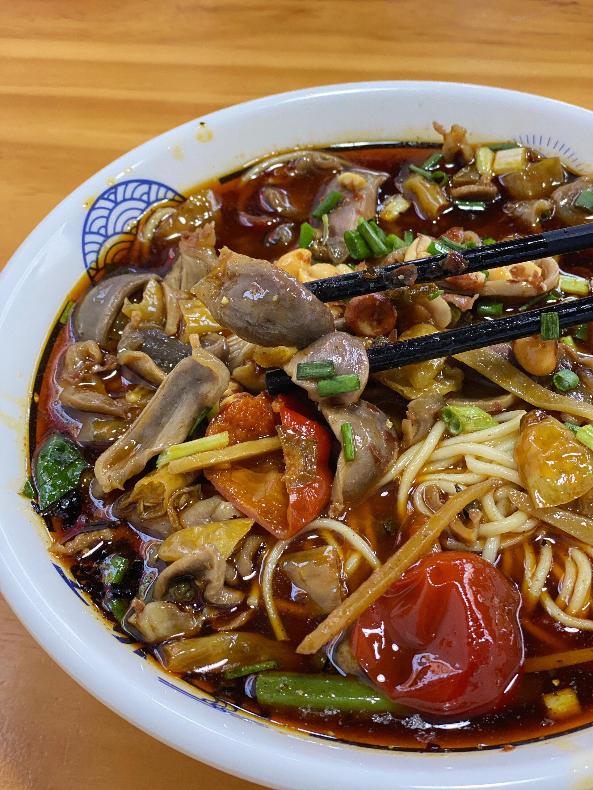 这碗面,麻辣鲜香,每一口都是味蕾的盛宴!#泡椒鸡杂面