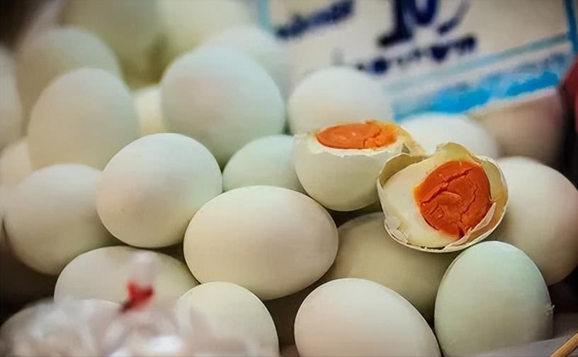 2元价格,在超市买了6枚咸鸭蛋,却发现咸鸭蛋已过期1天,可男子不动声色