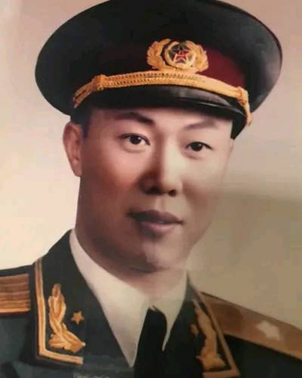 孙克骥的家境优越,从小就接受了良好的教育,文化水平很高.