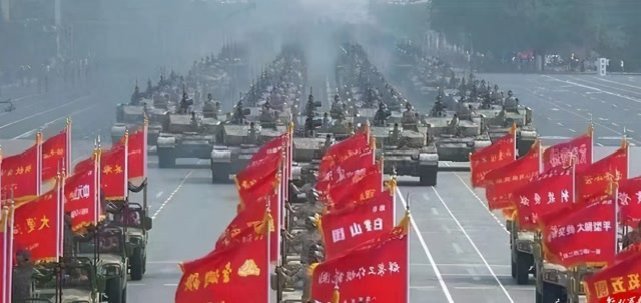 由一百面荣誉战旗组成的战旗方队格外引人注目,一百面鲜红的战旗代表