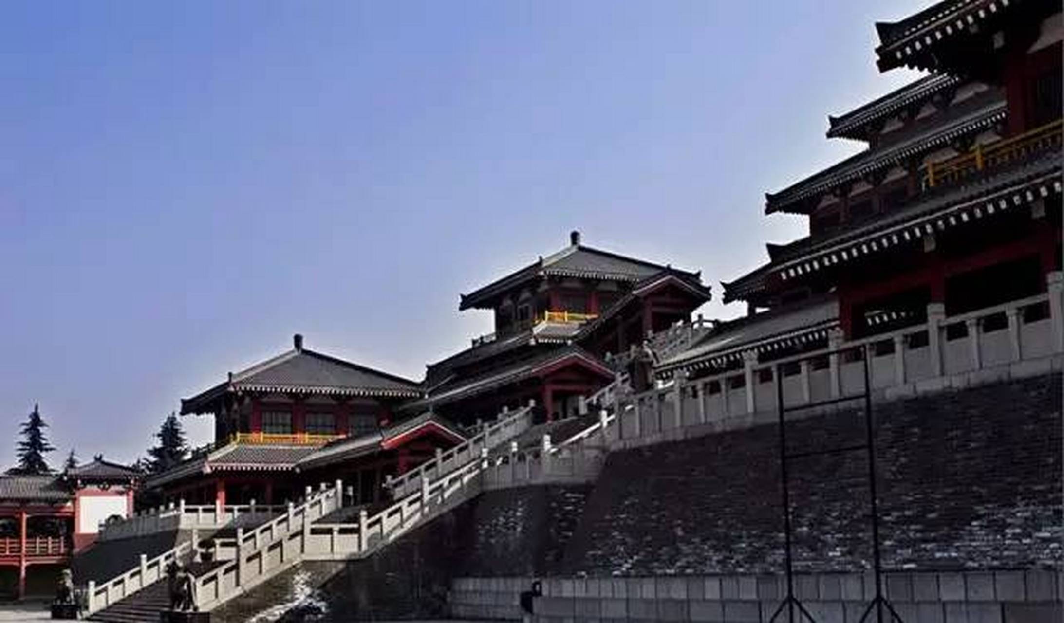 秦始皇修建的阿房宫是历史记载当中最为雄伟的宫殿建筑了.