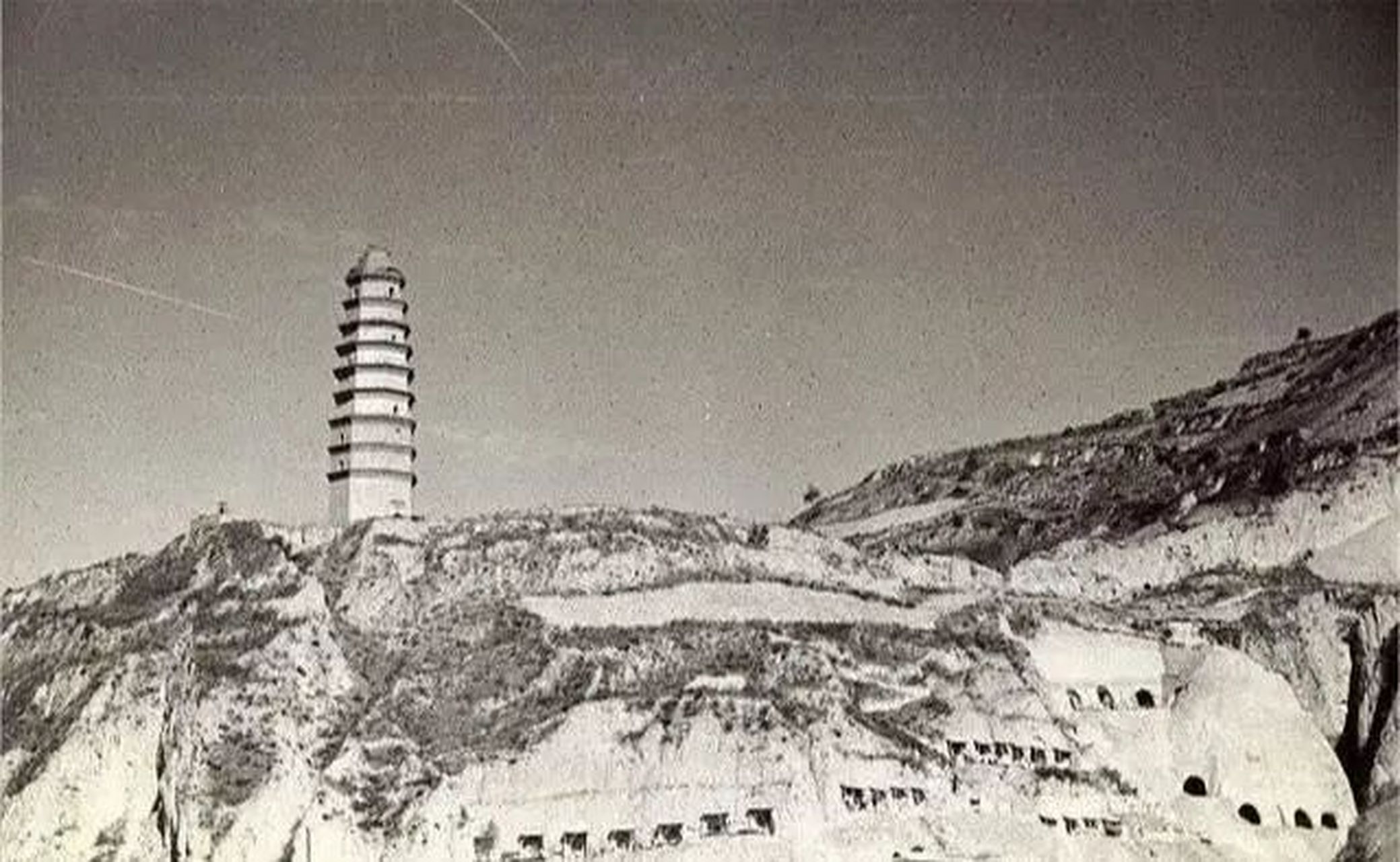 宝塔山,延安宝塔山(又称嘉陵山)位于陕西省延安市,延河之滨,建于唐代