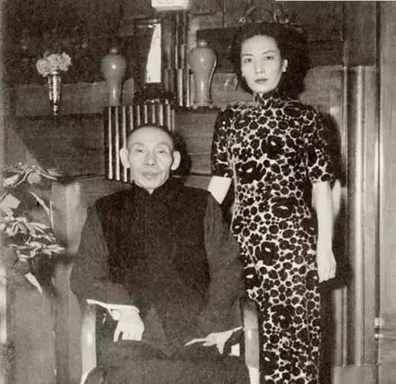 据说,杜月笙同时爱上了母女三人,母亲筱兰英,姐姐姚玉兰,妹妹姚玉英.